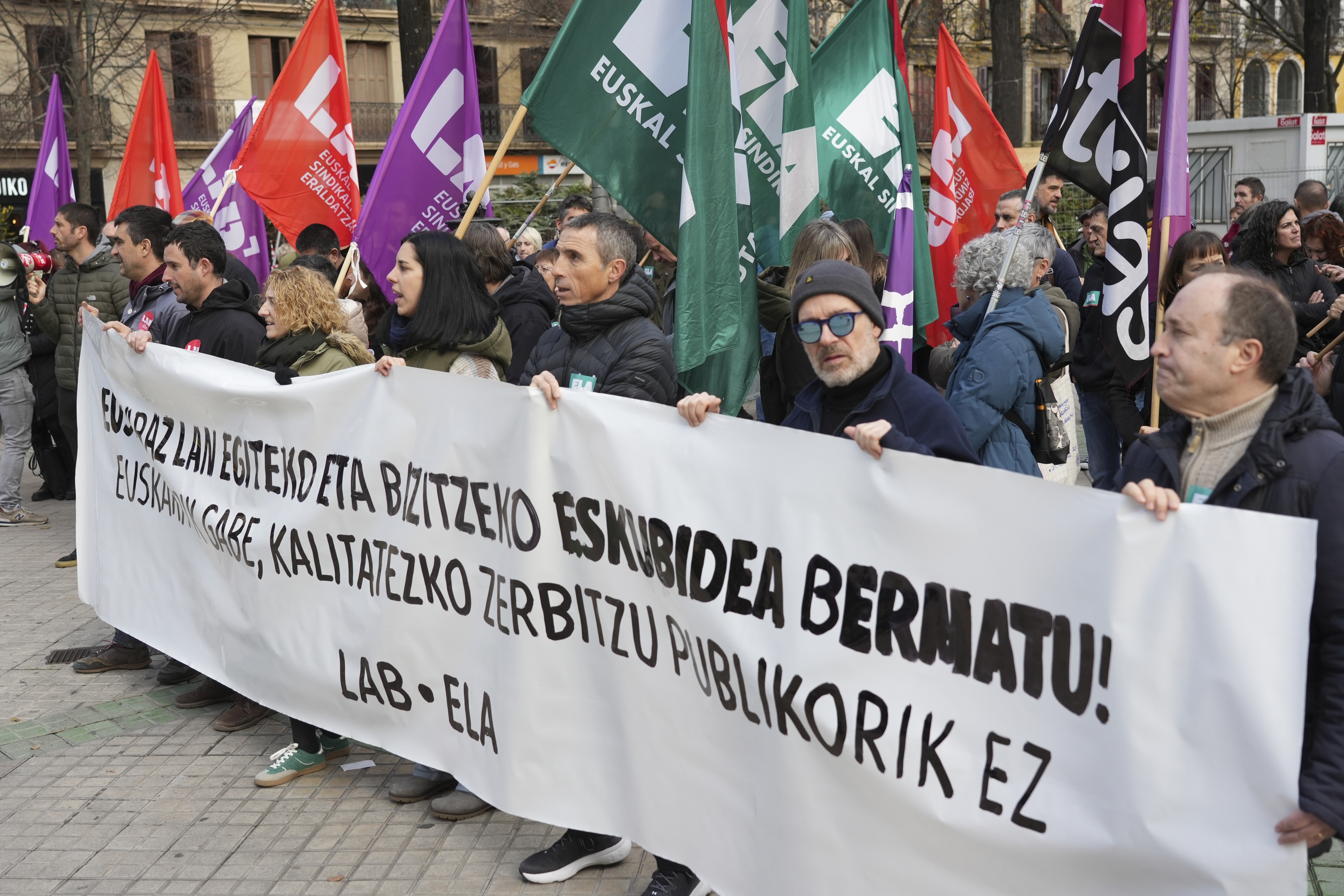 Zerbitzu publikoetan euskaraz jarduteko eskubidea aldarrikatu dute LAB, ELA eta Steilas sindikatuek Zerbitzu publikoetan euskaraz jarduteko eskubidea aldarrikatu dute LAB, ELA eta Steilas sindikatuek