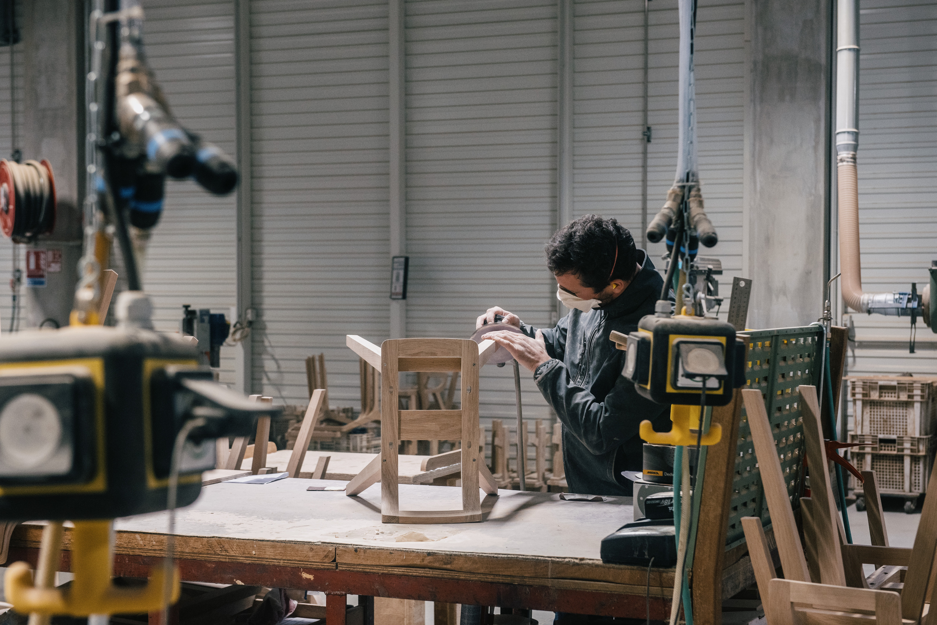 Egurgintza sektoreko langile bat, Lapurdiko enpresa batean. GUILLLAUME FAUVEAU