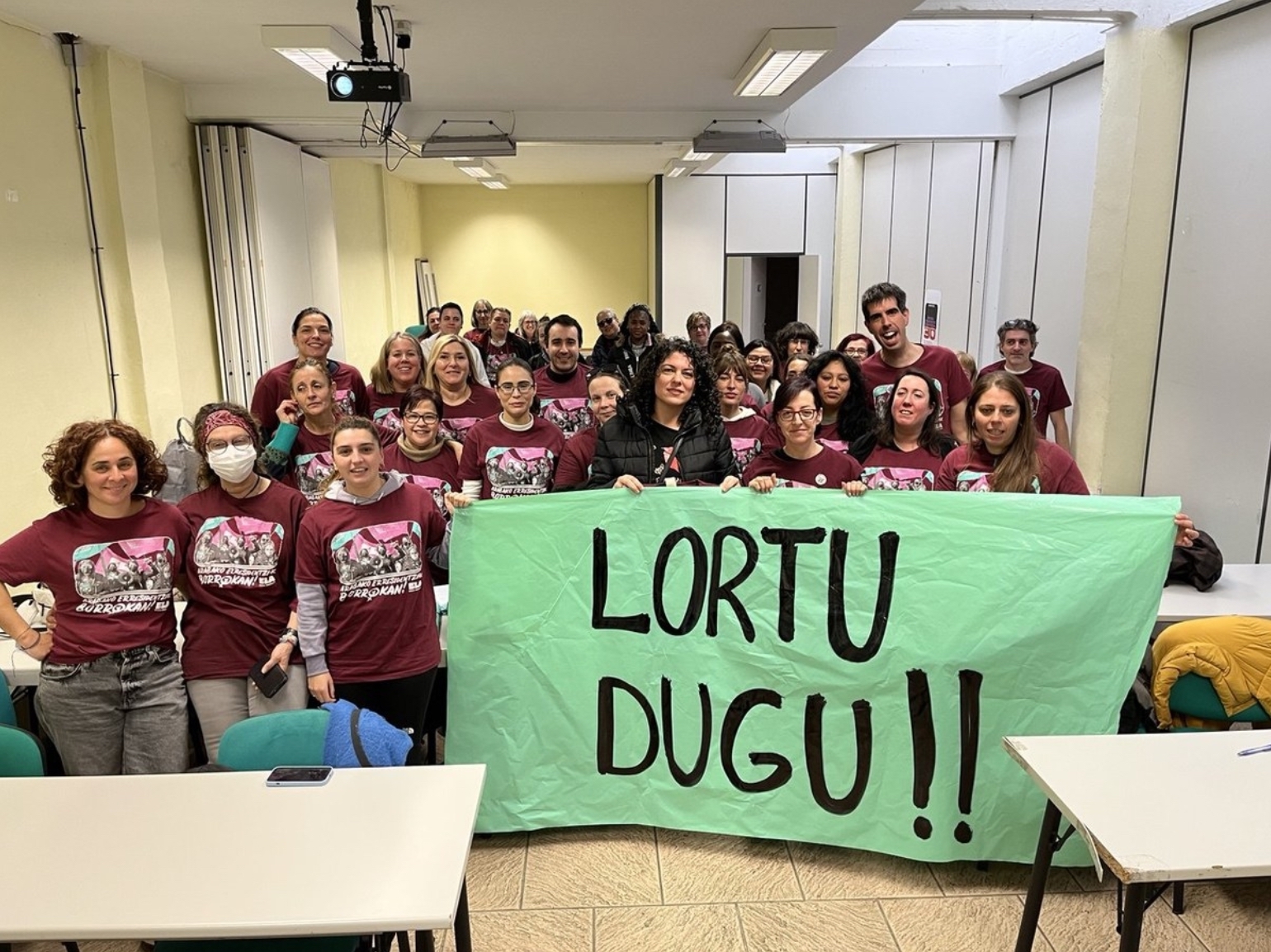 Sektoreko langileetako batzuk, akordioarekin pozik. ELA Sektoreko langileetako batzuk, akordioarekin pozik. ELA