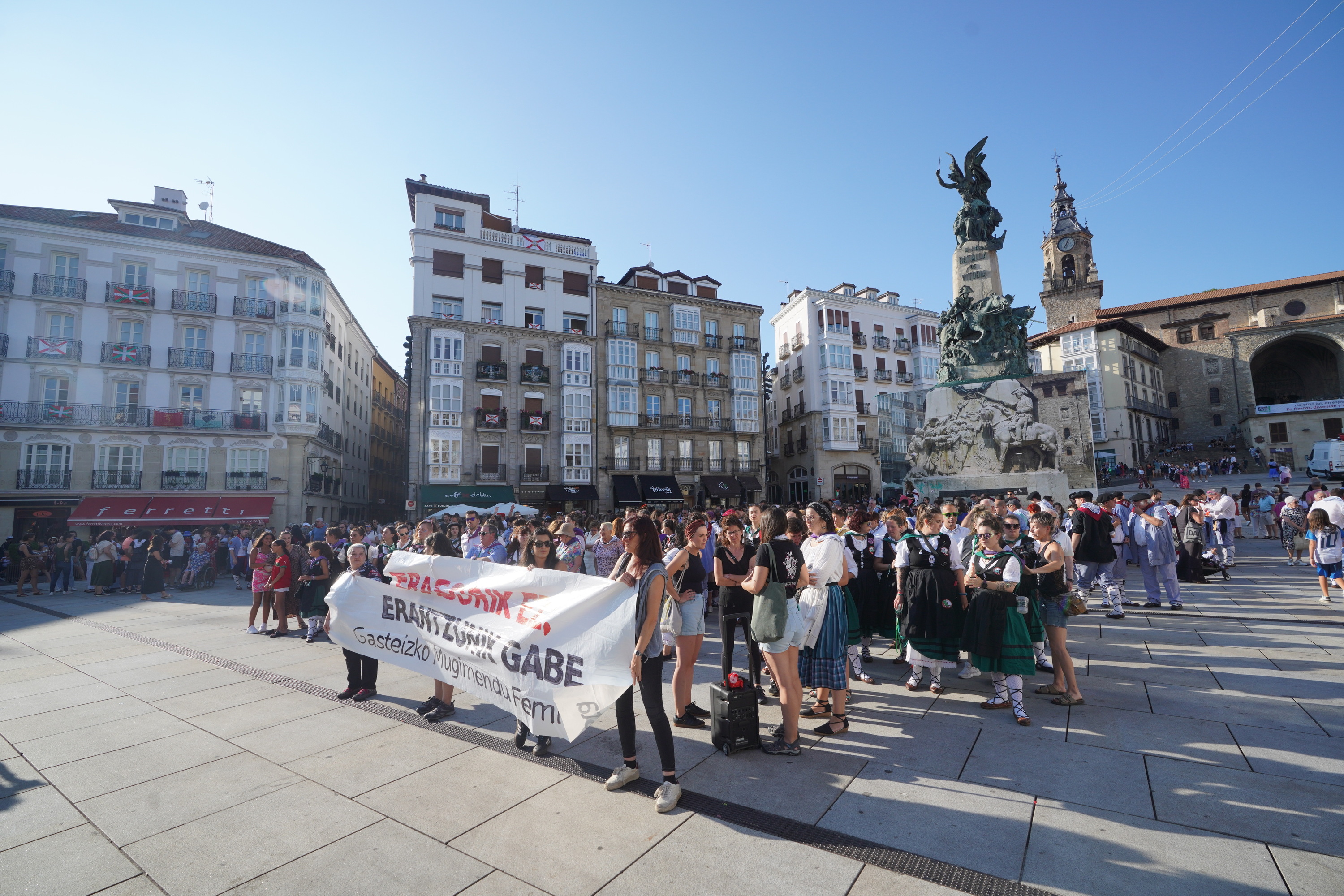 Sexu eraso bat salatzeko elkarretaratze feminista bat, Gasteizen, iazko jaietan. ENDIKA PORTILLO / FOKU