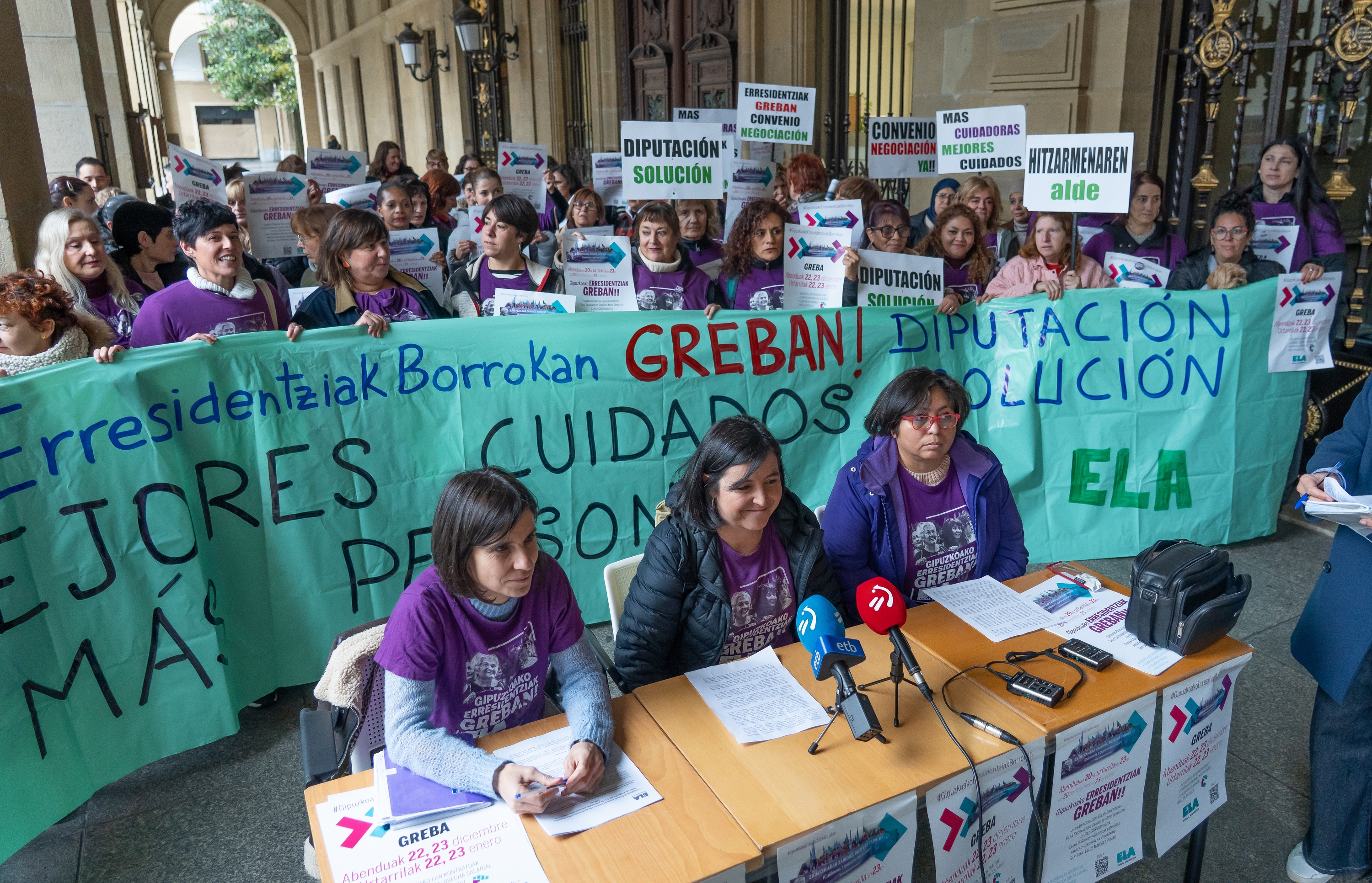 Aitziber Aranberri, erdian, eta sektoreko kideak Donostian emandako prentsaurrekoan. ANDONI CANELLADA / FOKU Aitziber Aranberri, erdian, eta sektoreko kideak Donostian emandako prentsaurrekoan. ANDONI CANELLADA / FOKU