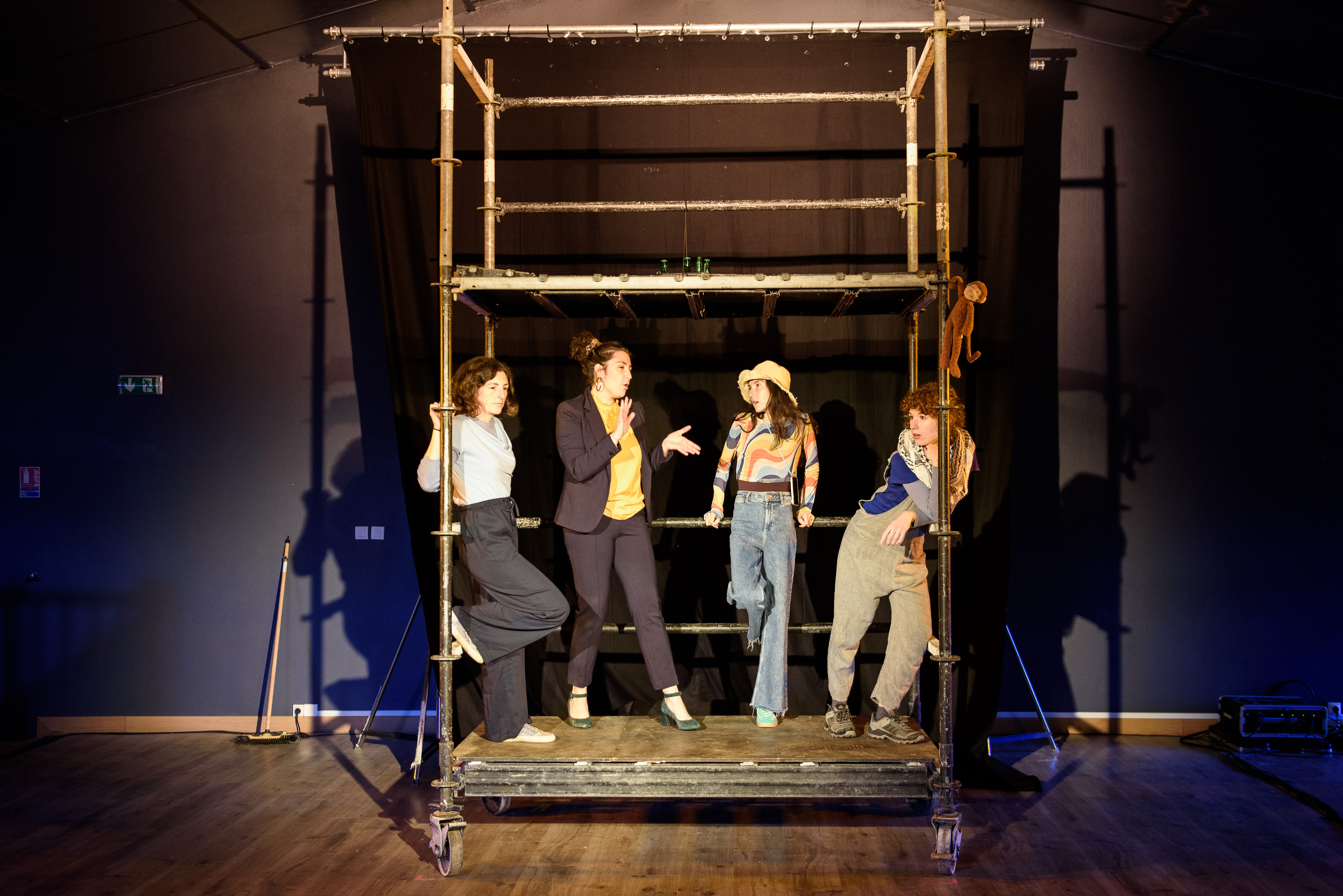  'Lau, teilatu gainean' antzerkiaren errepika bat, Arrosan. GUILLAUME FAUVEAU 