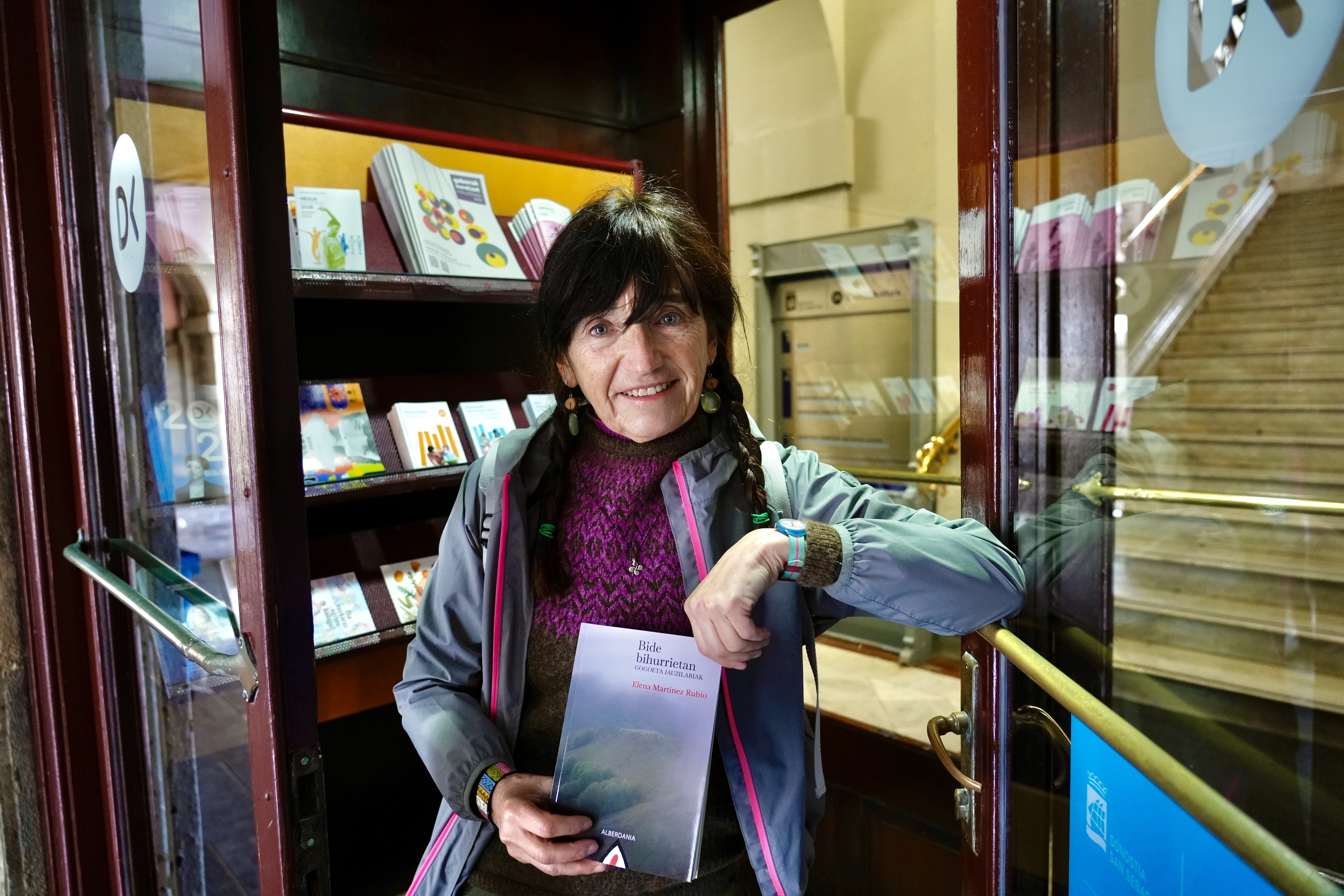 Elena Martinez Rubio, gaur Donostian, liburua esku artean duela. ANDONI CANELLADA / FOKU