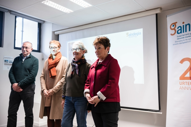 (ID_15610937) (Nahia GARAT) Gaindegiaren agerraldia : Euskal Herri osoko egoera sozioekonomikoari buruzko estratistik txostenaren a... (ID_15610937) (Nahia GARAT) Gaindegiaren agerraldia : Euskal Herri osoko egoera sozioekonomikoari buruzko estratistik txostenaren a...