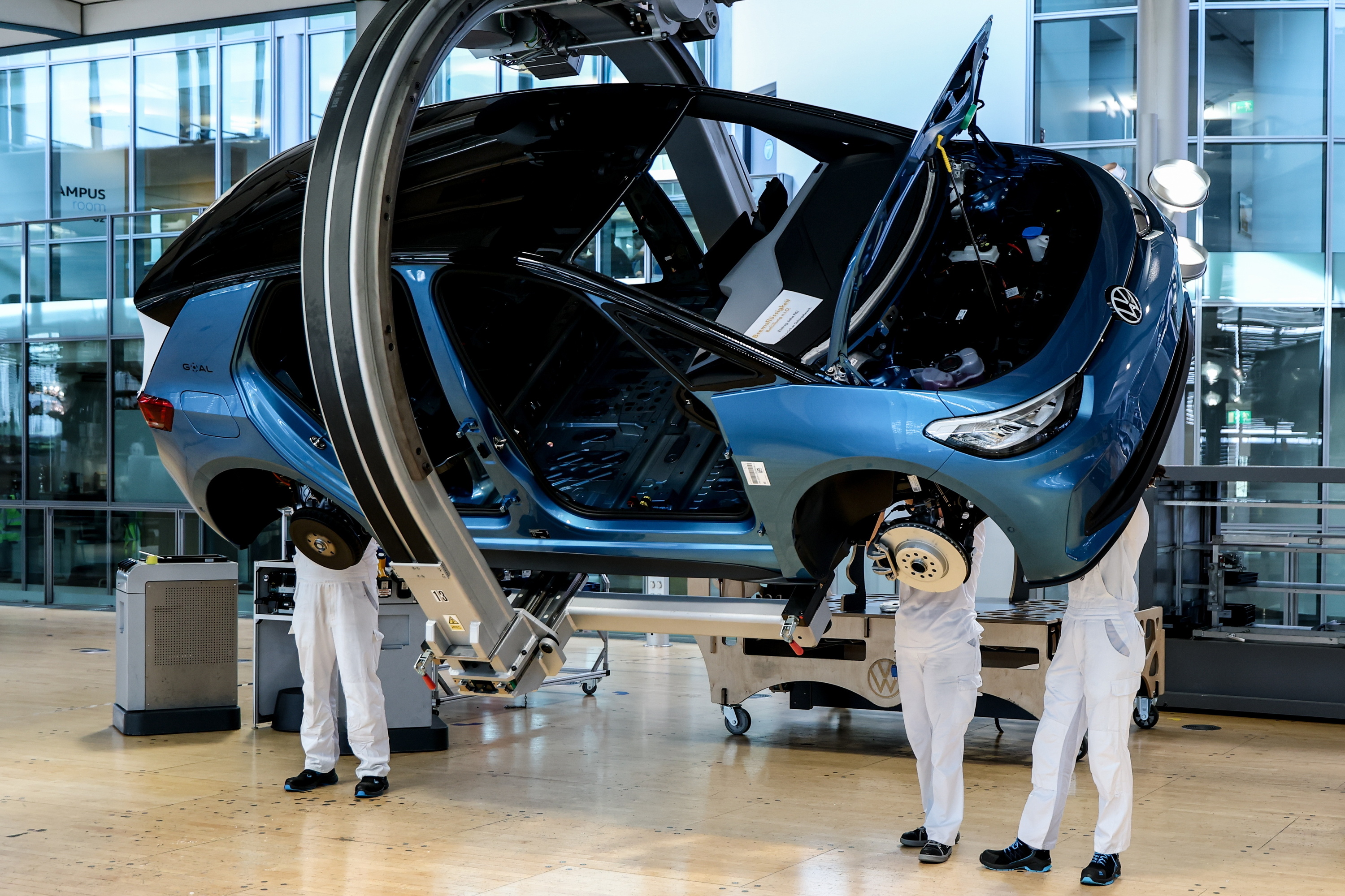 Langileak VW ID3 modelo elektriko baten muntatze lanetan, Dresdenen. FILIP SINGER / EFE