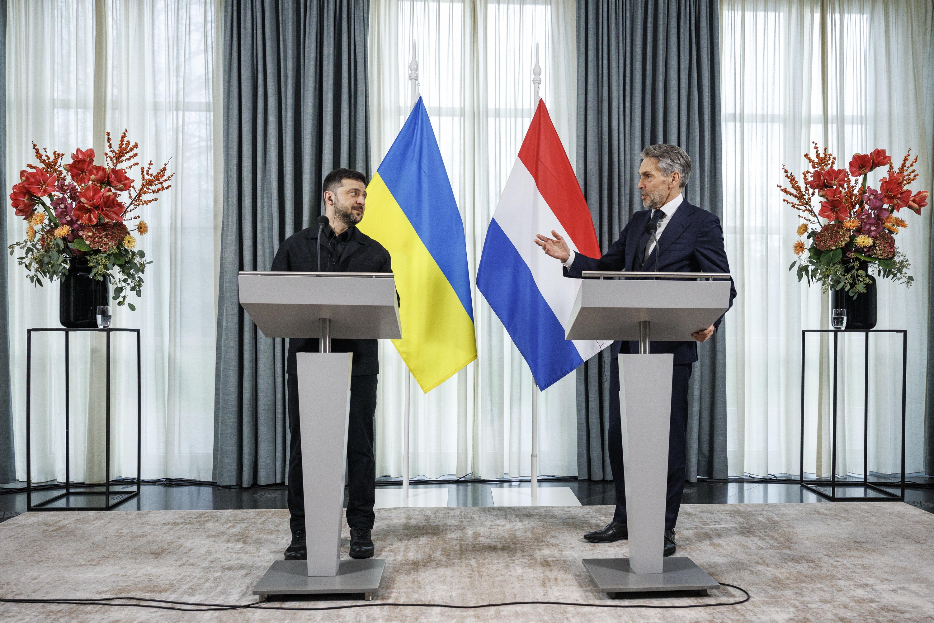 Ukrainako presidente Zelenski eta Herbehereetako lehen ministro Dick Schoof, Hagan, gaur. REMKO DE WAAL/EFE