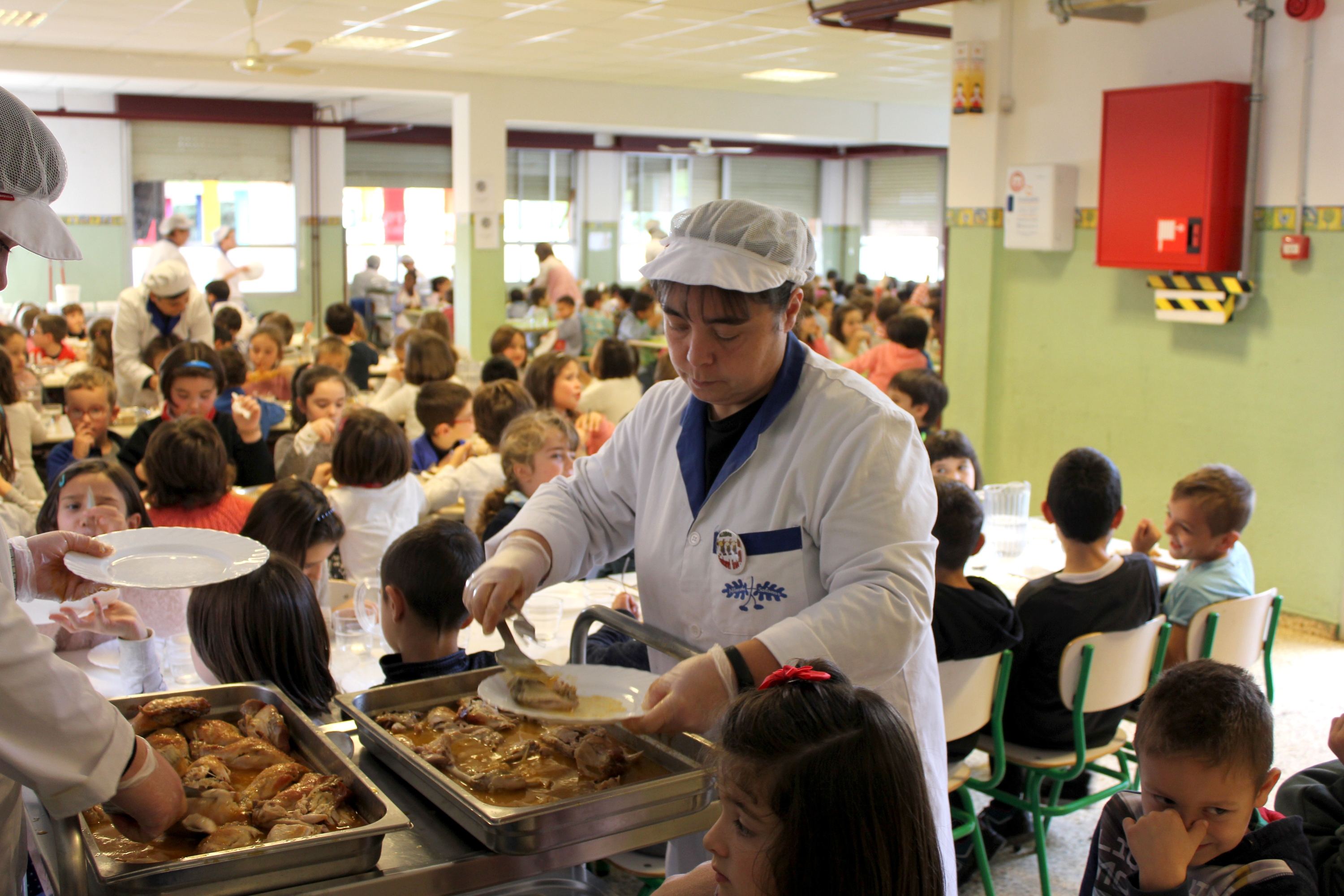 Langile bat eskola jangela batean haurrei jaten eman. BERRIA