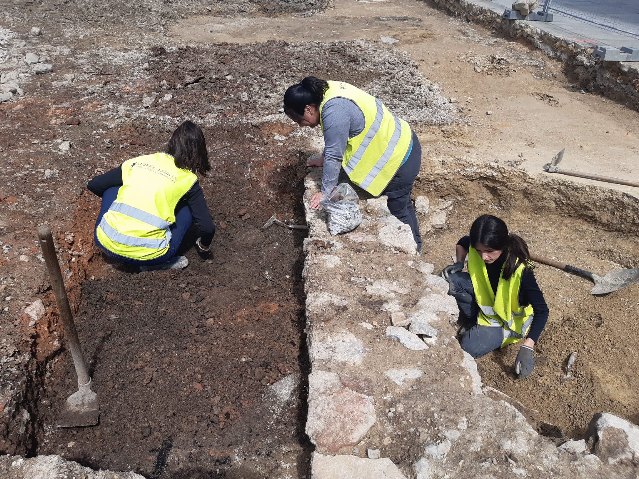 Ondare Babesa arkeologia enpresako langileak Gasteizko Kanpillo gizarte etxean. ONDARE BABESA