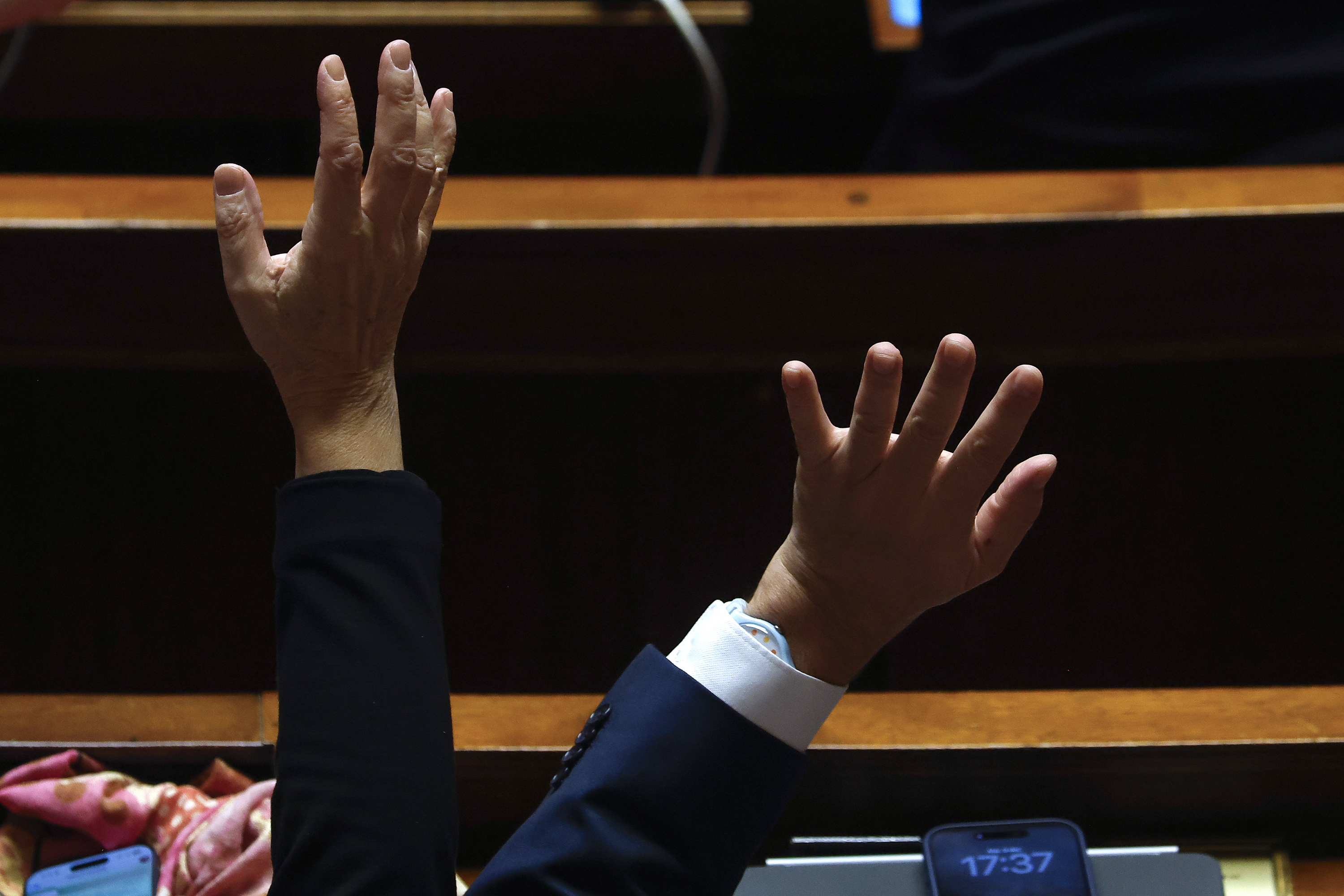 Frantziako Asanbleako talde parlamentarioetako buruak bozketarako agindua emanez, iragan astean. YOAN VALAT / EFE 