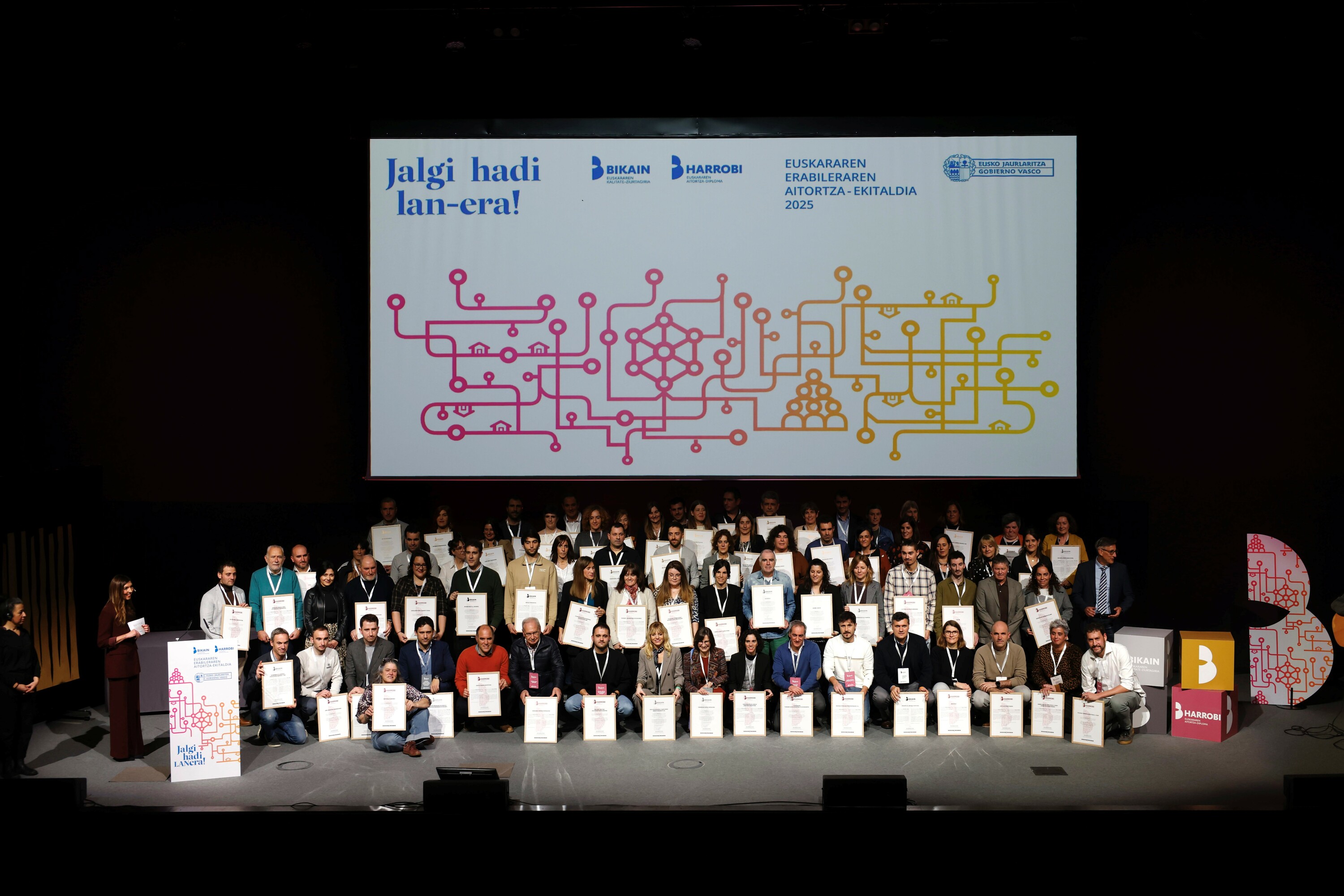 Ziurtagiria eskuratu duten entitateetako kideak, Gasteizen. IREKIA