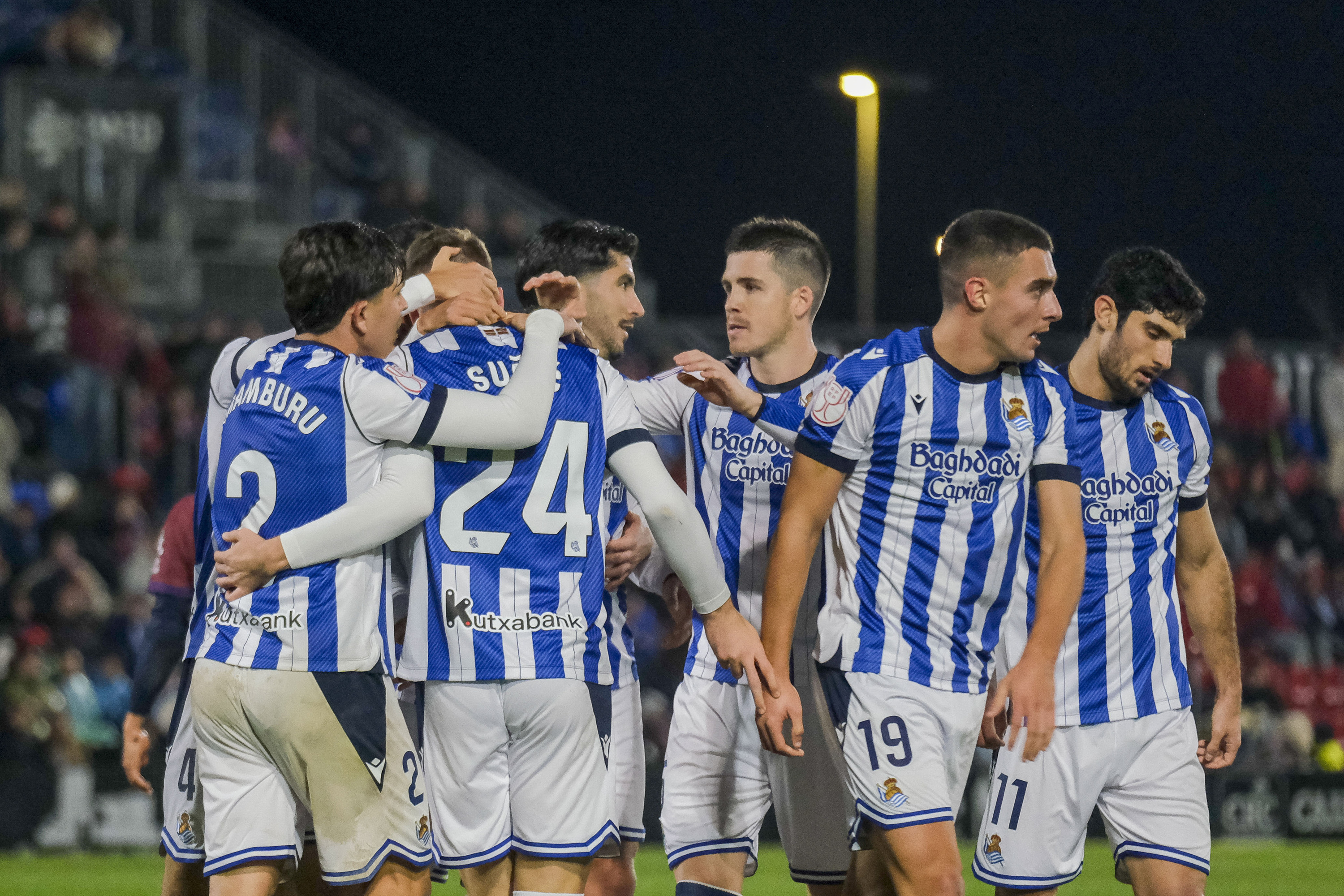 Realeko jokalariak Sucicen gola ospatzen. PABLO MIRANZO / EFE