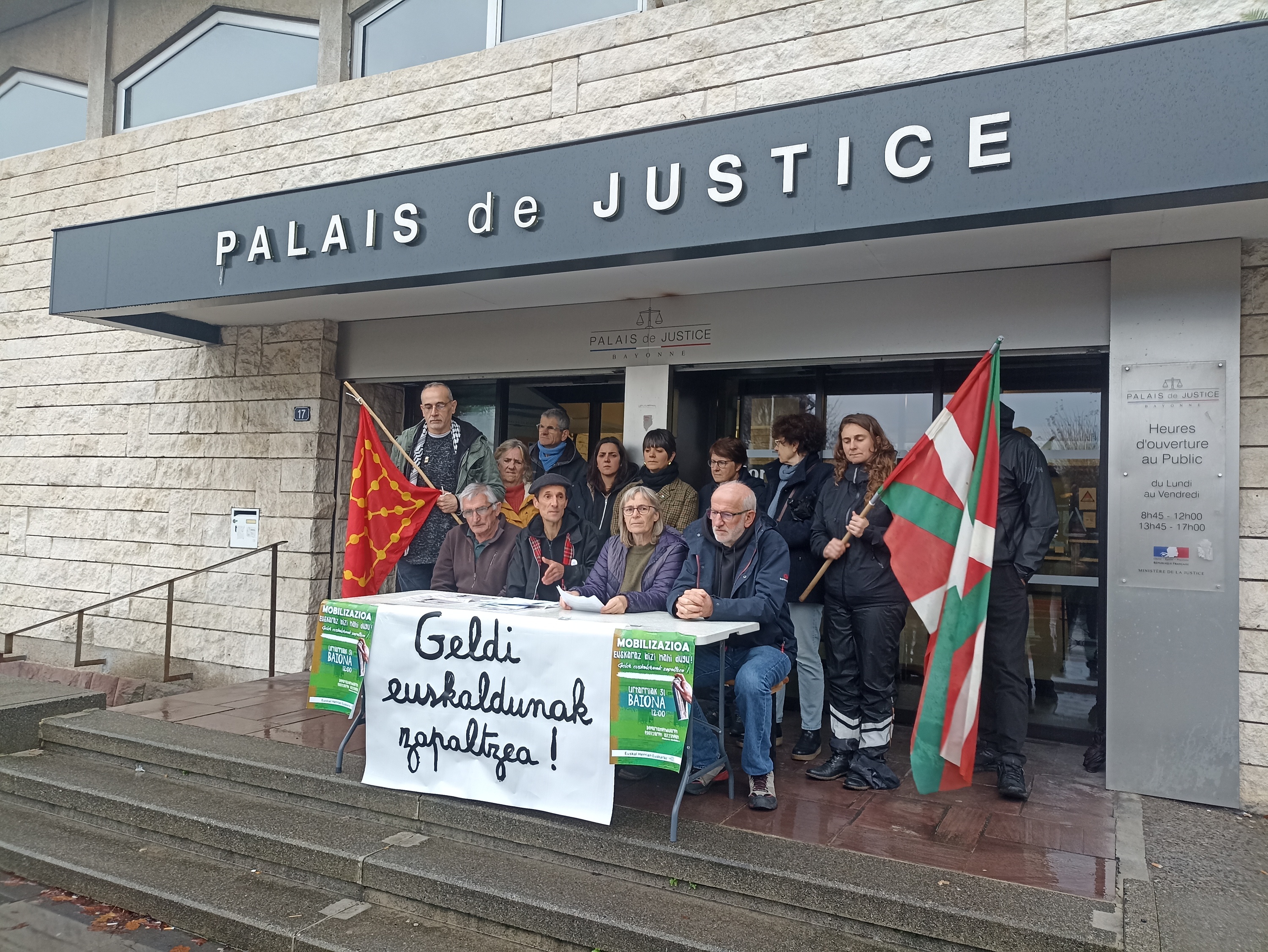 EHEk Baionako auzitegiaren aitzinean egin duen prentsaurrekoa. BERRIA