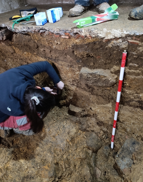 Cristina Camarero arkeologoa Mendizabalako estratuak aztertzen, otsailean. CRISTINA CAMARERO Cristina Camarero arkeologoa Mendizabalako estratuak aztertzen, otsailean. CRISTINA CAMARERO