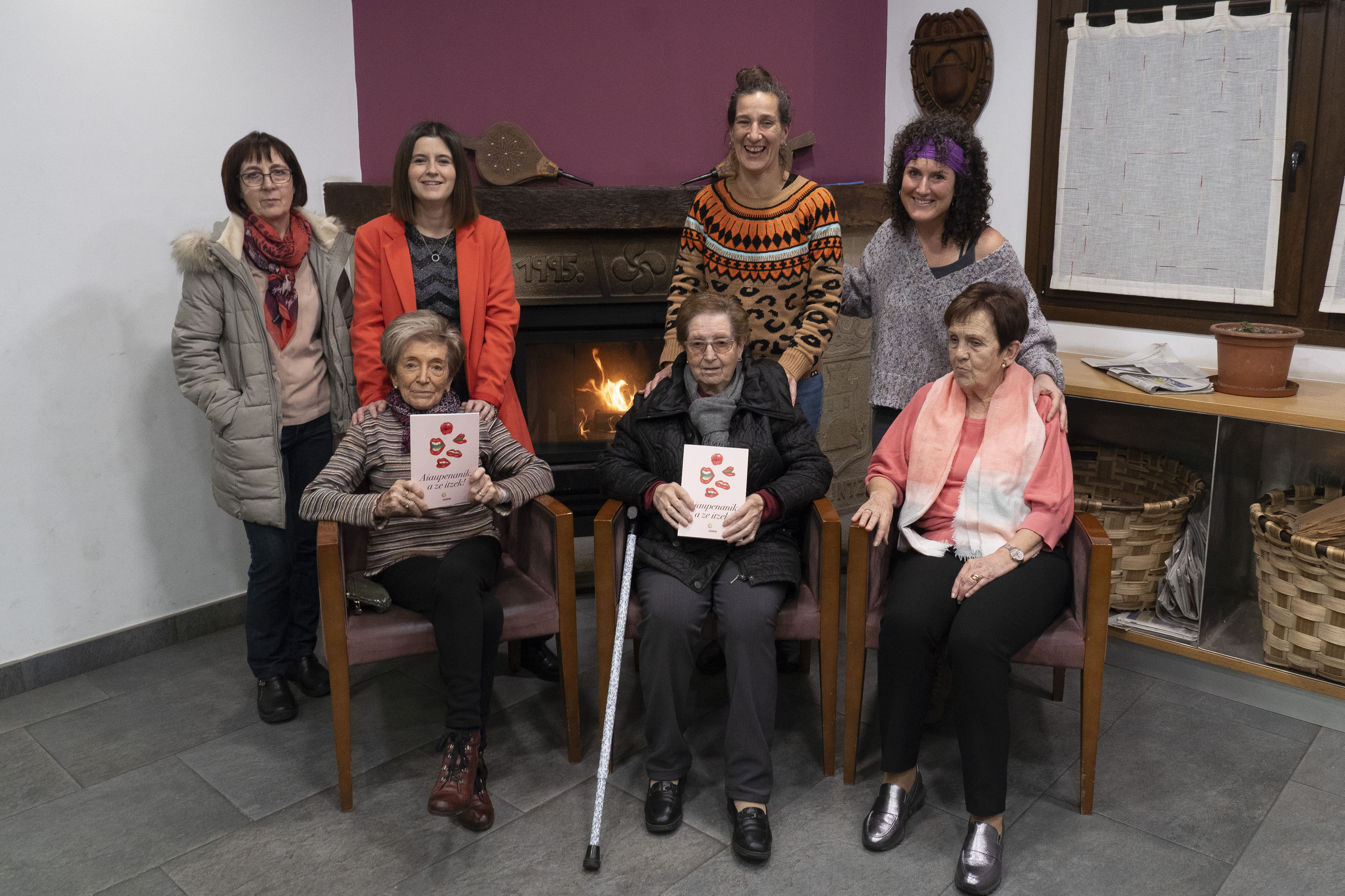 Lakuntzako Aiaupenanik taldeko kideak eta herritarrak, ostiralean, Pertza elkartean. IÑIGO URIZ / FOKU