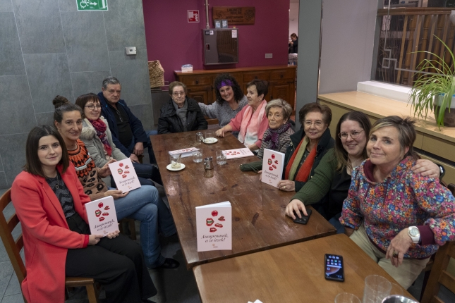 Liburuan parte hartu duten kideak. IÑIGO URIZ / FOKU