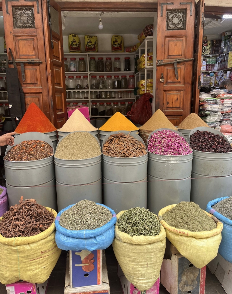 (ID_17659696712315) Marrakexko Zocoan, postuetan salgai dituzten bertako espeziak.