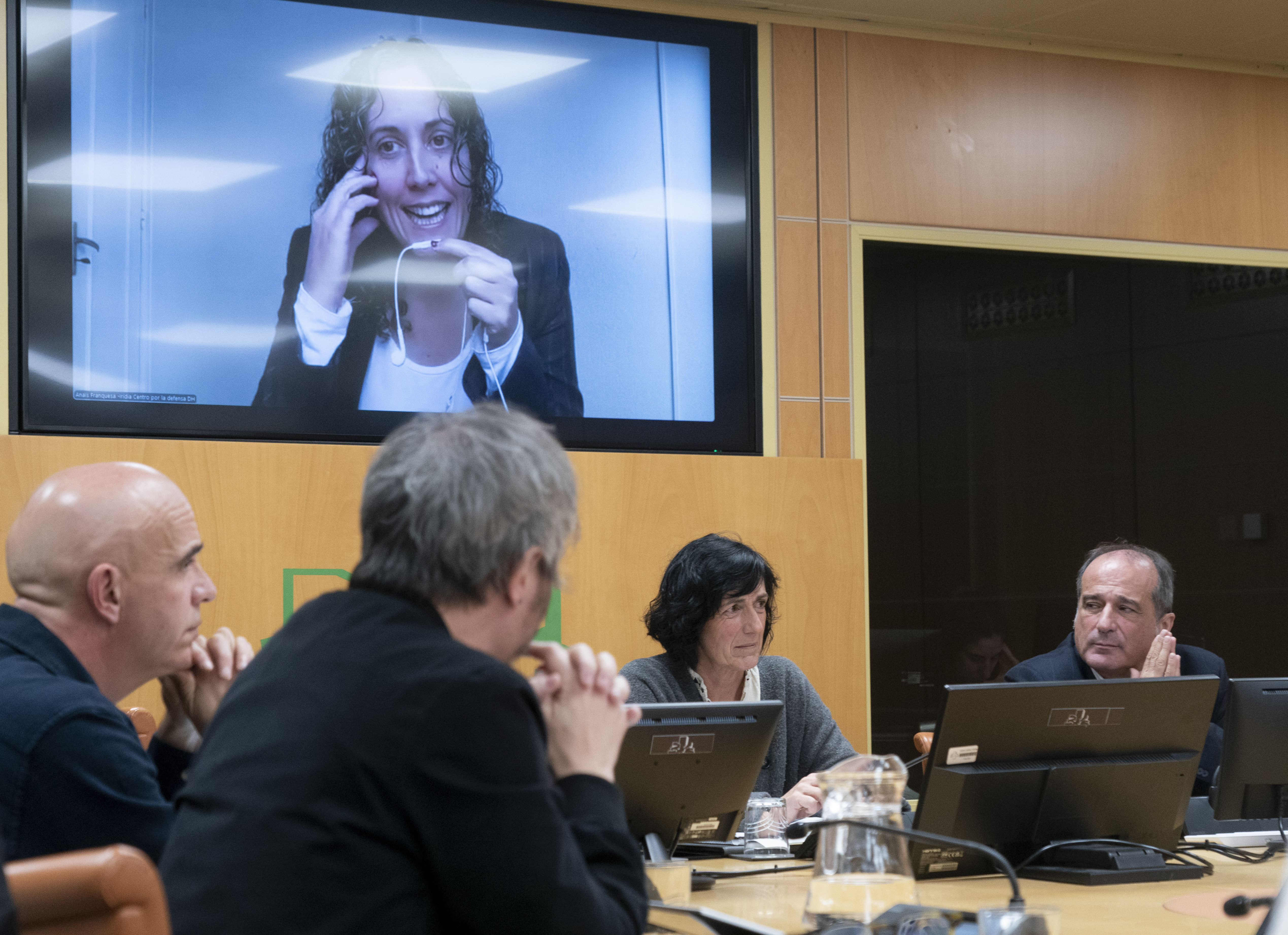 Franquesa (pantailan) eta Hernan (eskuinean), gaur eguerdiko agerraldian. EUSKO LEGEBILTZARRA