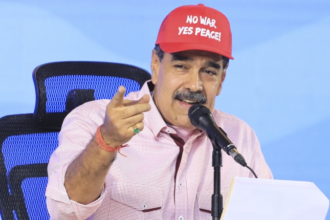 Nicolas Maduro atzo egindako agerraldi batean, 'No war, yes peace' dion txapela jantzita. ZURIMAR CAMPOS/EFE