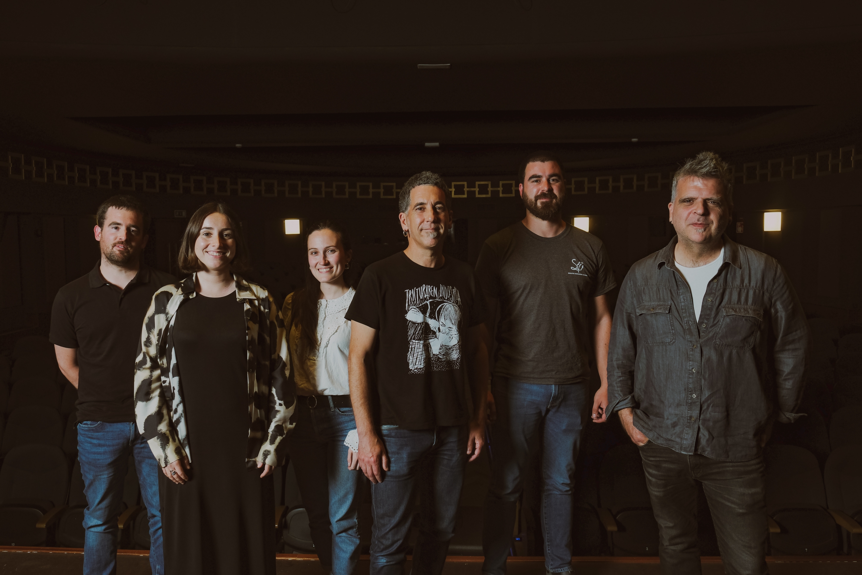 Gotzon Barandiaran (erdian), Galbahe taldeko kideek inguratuta. IBAI ARRIETA