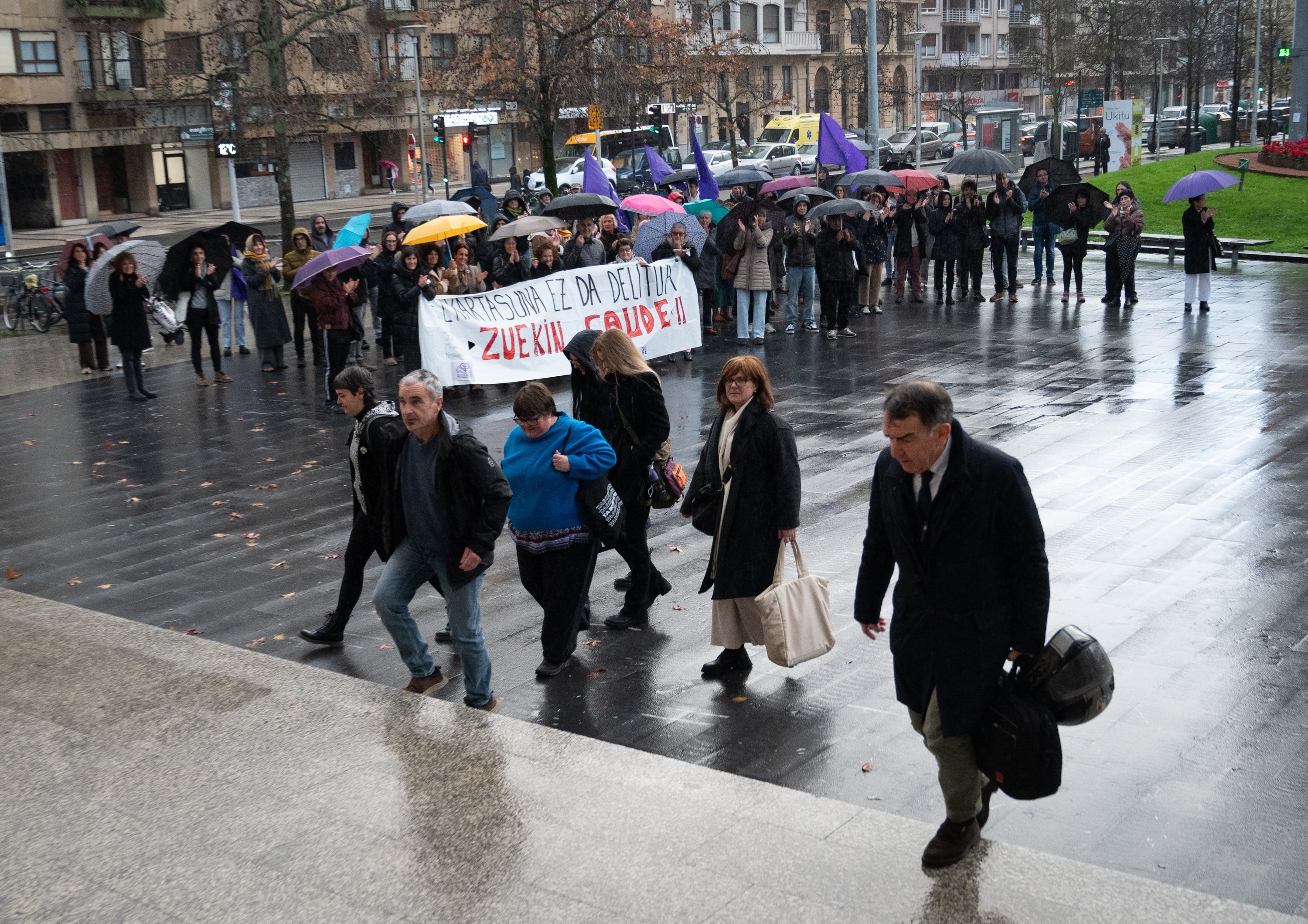 Akusatuak epaitegira iristen, gaur. GORKA RUBIO / FOKU