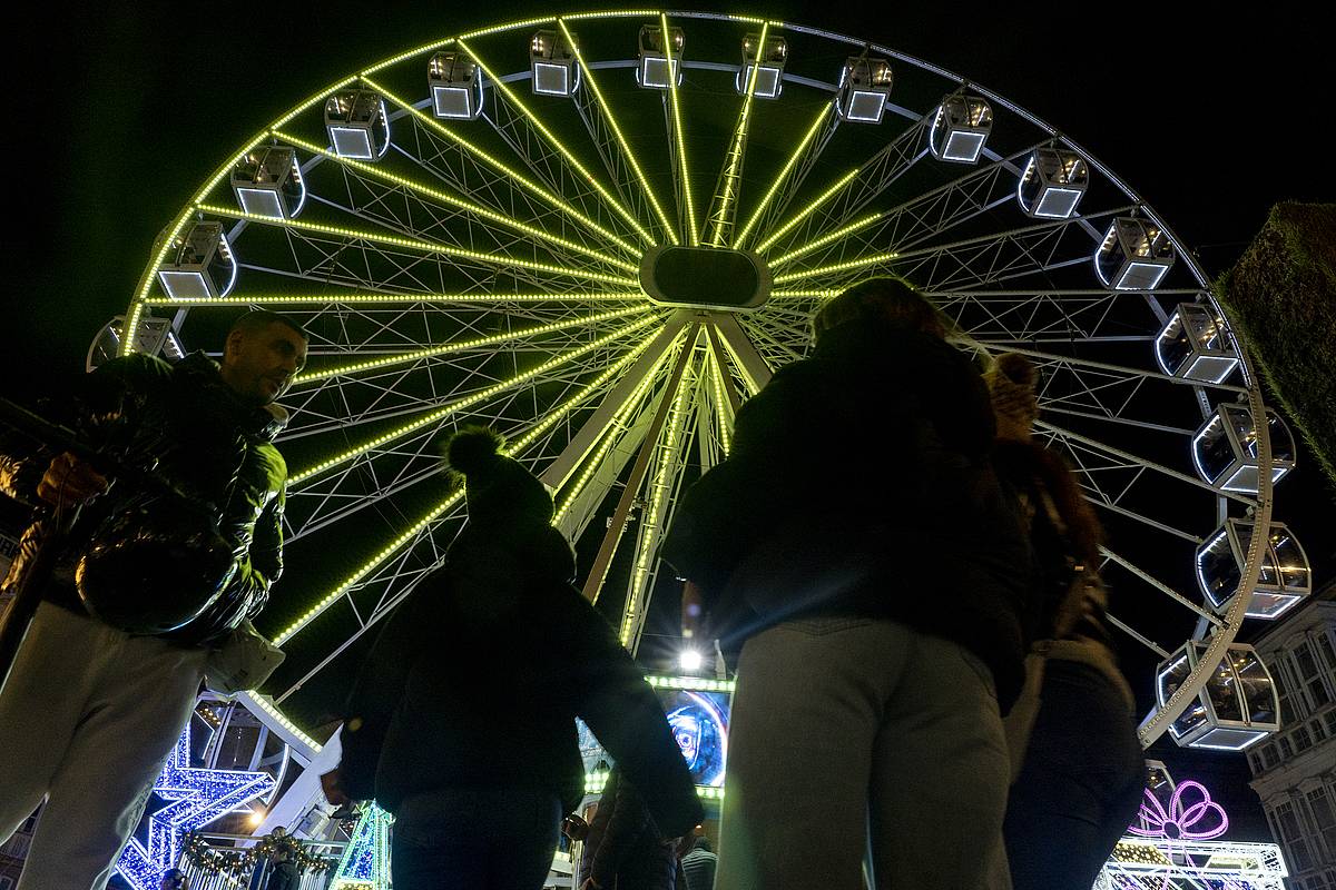 Gasteizko Gabonetako noria gauez, Andre Maria Zuriaren plazan. RAUL BOGAJO / FOKU