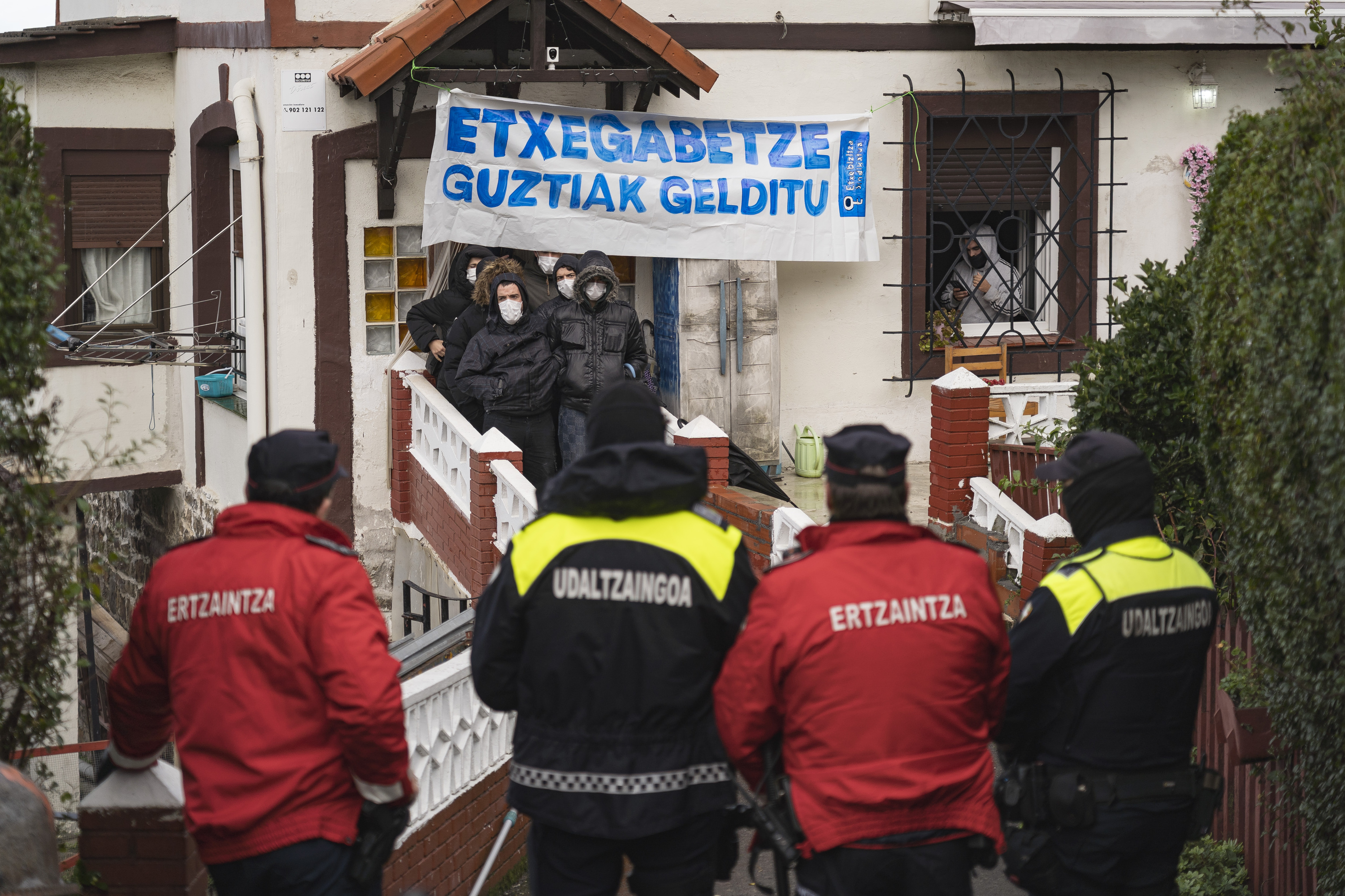 Orain hilabete etxegabetu zuten Erandioko familia bat, artxiboko irudi batean. ARITZ LOIOLA / FOKU