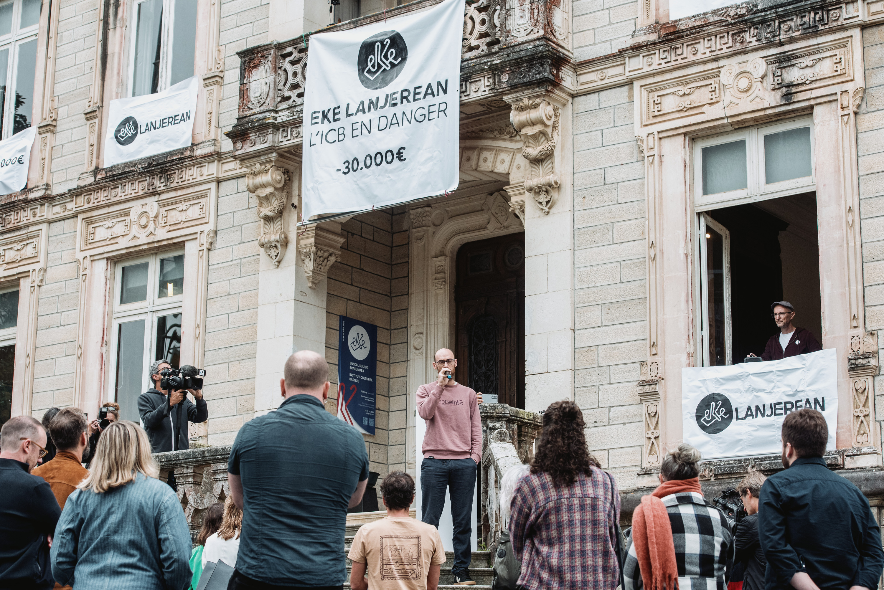 EKEk antolatu mobilizazio artistikoa, buruilaren 13an, Uztaritzen. GUILLAUME FAUVEAU