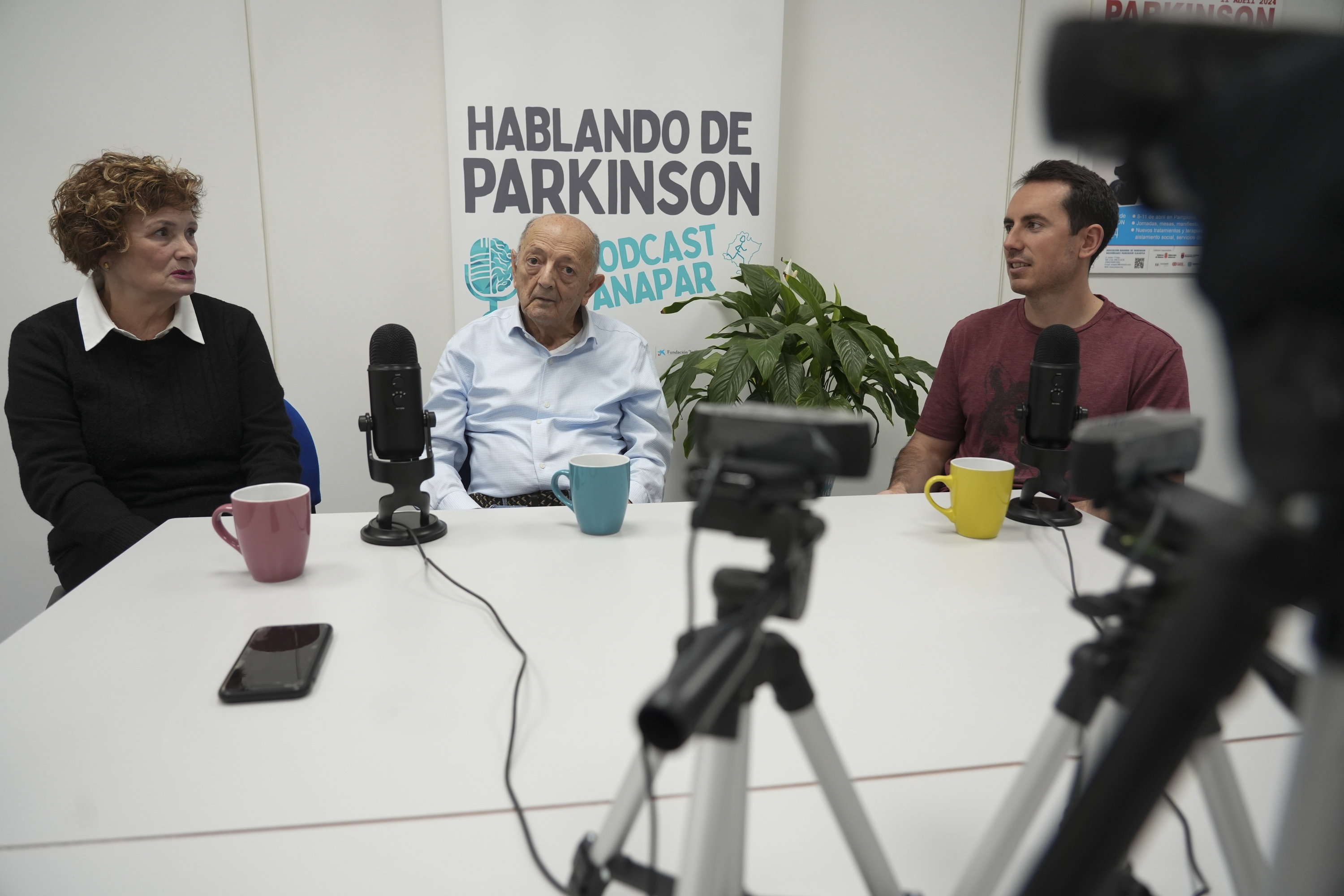 Visi Laspeñas, Jose Maria Karrika eta Lorenzo Casaus, Anapar Nafarroako Parkinson Elkartean, abenduaren 16an, parkinsonari buruzko podcasta grabatzen. JAGOBA MANTEROLA / FOKU