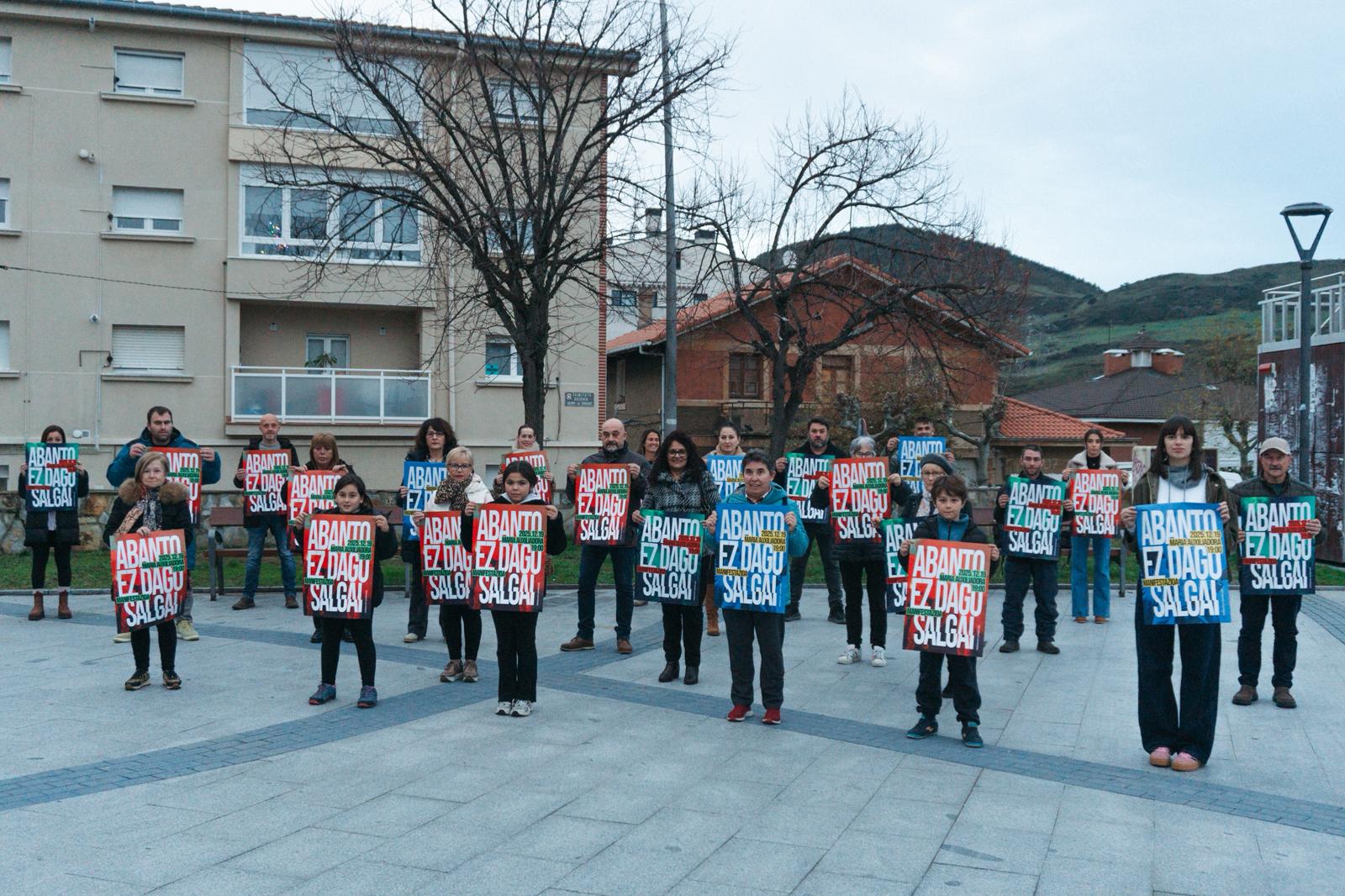Las Carrerasko auzokideek atzo egindako agerraldia. STOP VARIANTE