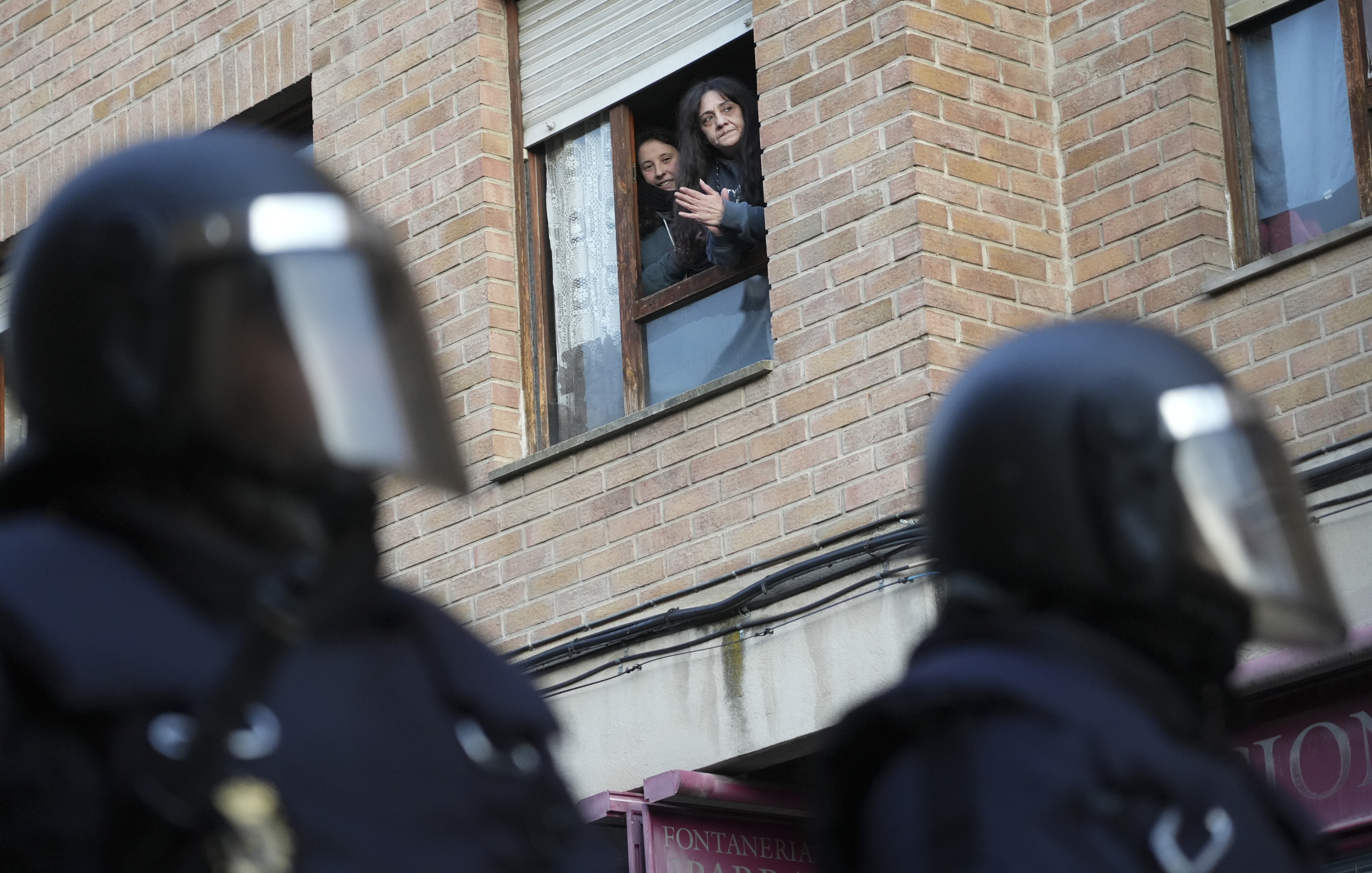 Bi etxegabetze atzeratu dituzte, bata Burlatan eta bestea Izarran Bi etxegabetze atzeratu dituzte, bata Burlatan eta bestea Izarran