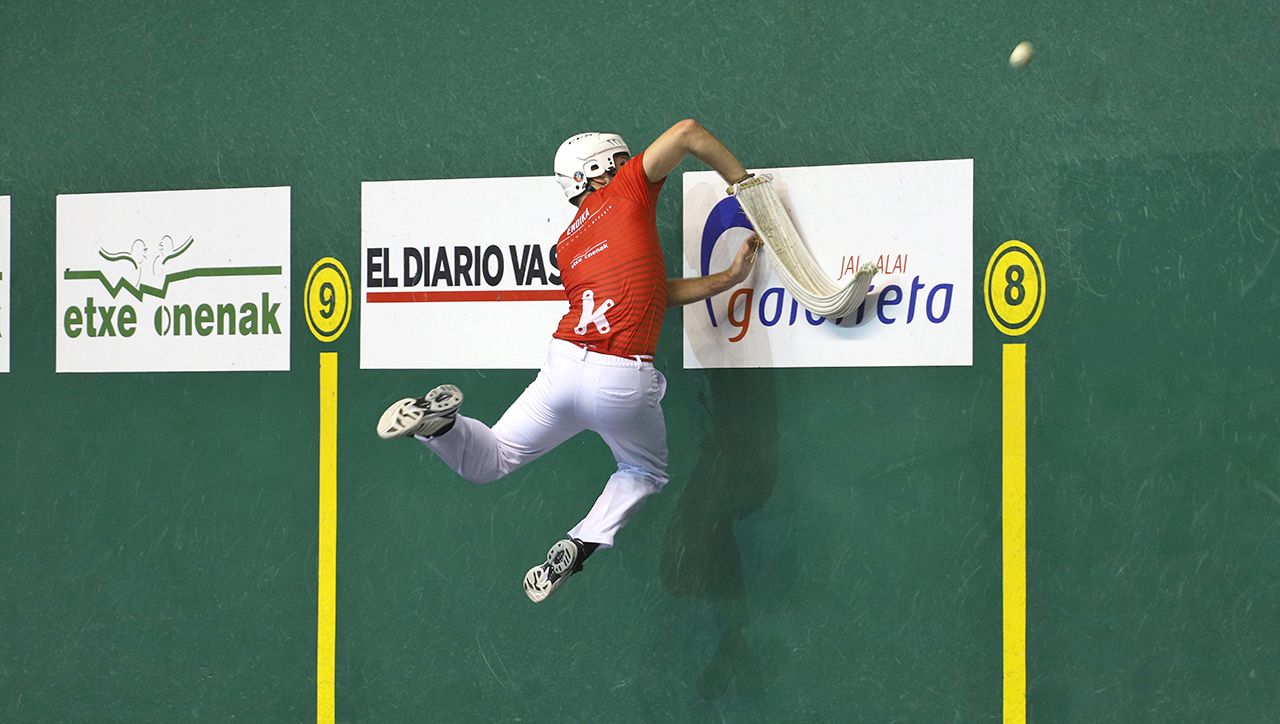 Urrizak ezin izan zituen pilota guztiak eraman. MAIALEN ANDRES Urrizak ezin izan zituen pilota guztiak eraman. MAIALEN ANDRES