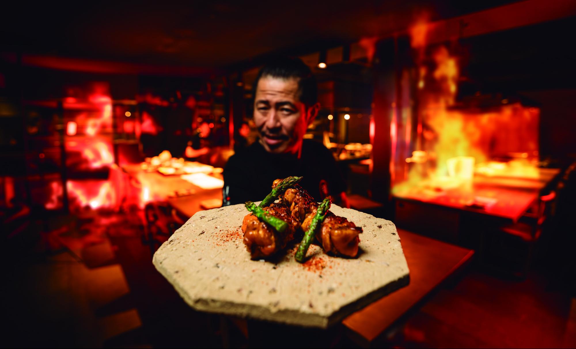 Hideki Matsuhisa sukaldari japoniarra, 'Saltsa Nostra' komiki bildumaren bigarren aleko protagonista, liburuan agertzen den plateretako batekin. SALTSA NOSTRA