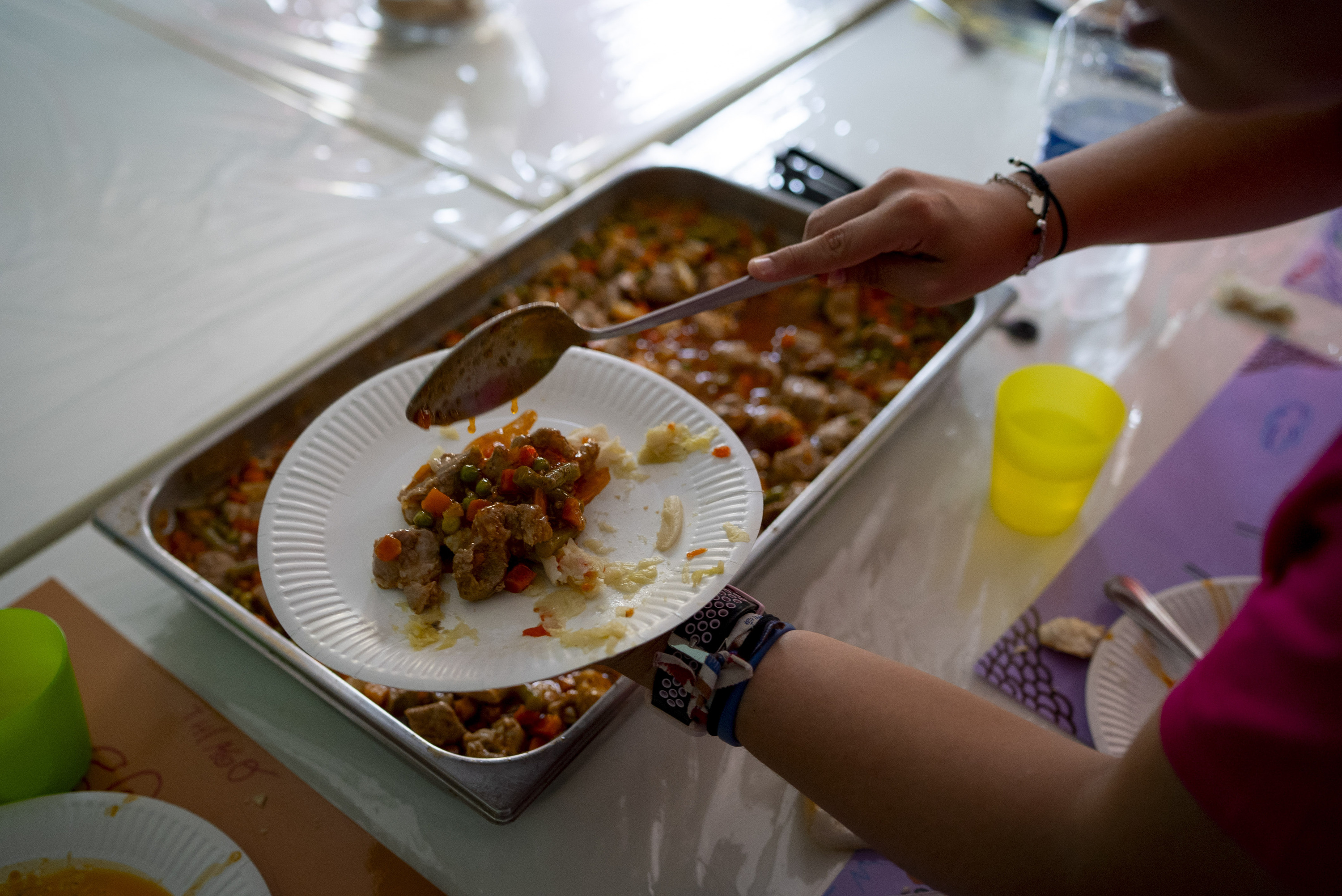 Eskola bateko jangelan janaria partitzen. EFE