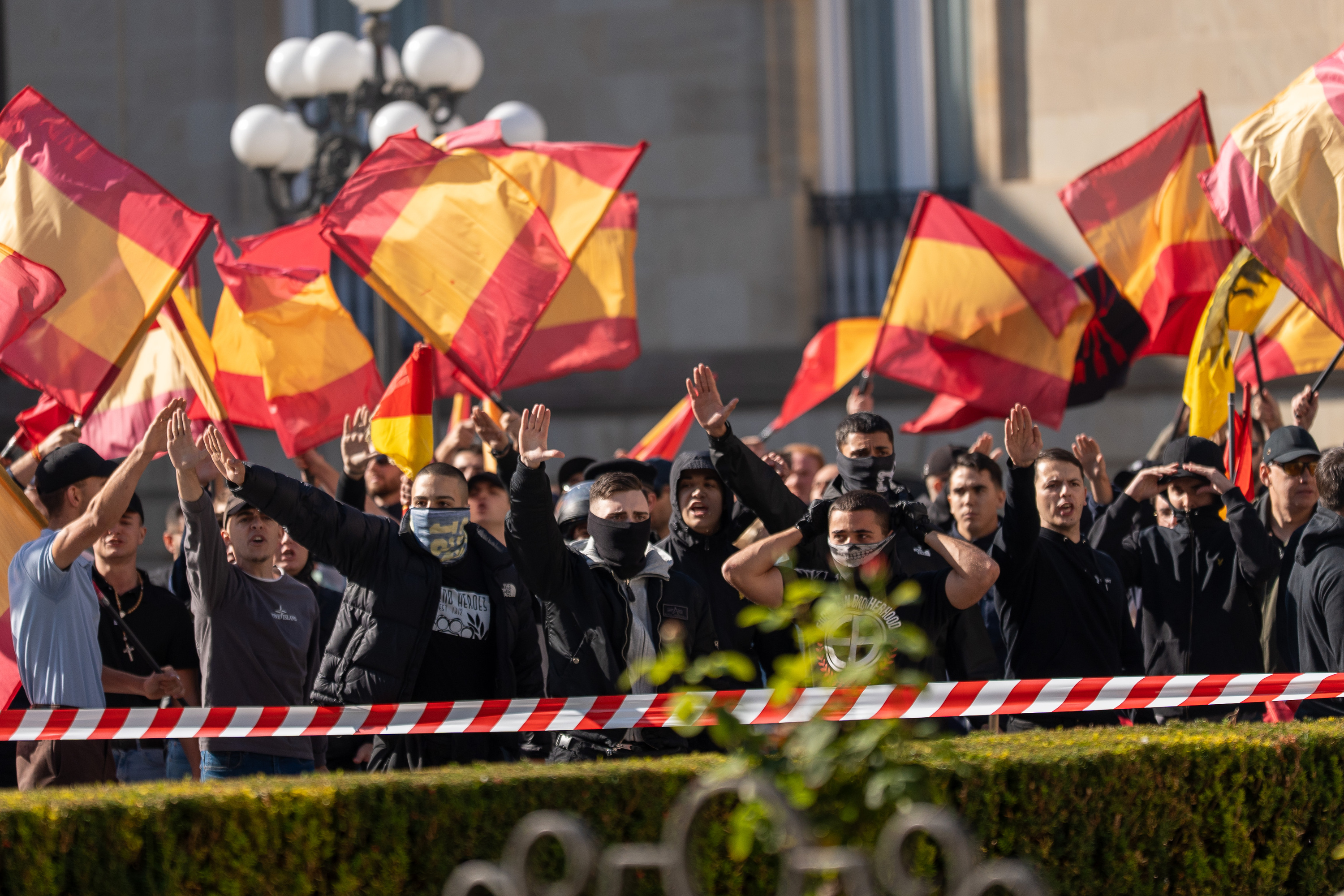 Zenbait gazte Falange Espainolak urriaren 12rako deitutako ekitaldi batean, Gasteizen. AITOR KARASATORRE / FOKU