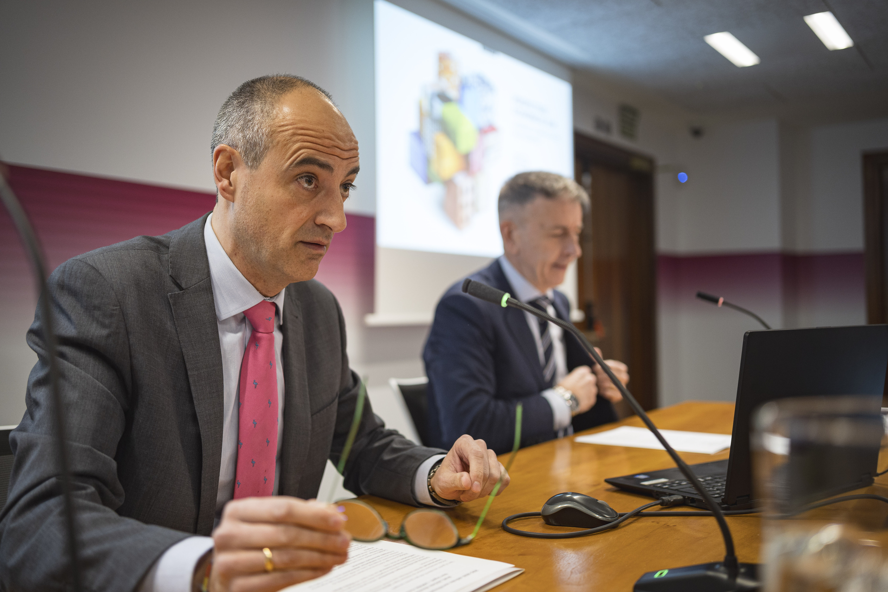 Ibon Urgoiti Laboral Kutxako Negozio Garapenerako zuzendaria eta Joseba Madariaga Ikerketa Departamentuko zuzendaria, txostenaren aurkezpenean, gaur. ARITZ LOIOLA / FOKU Ibon Urgoiti Laboral Kutxako Negozio Garapenerako zuzendaria eta Joseba Madariaga Ikerketa Departamentuko zuzendaria, txostenaren aurkezpenean, gaur. ARITZ LOIOLA / FOKU