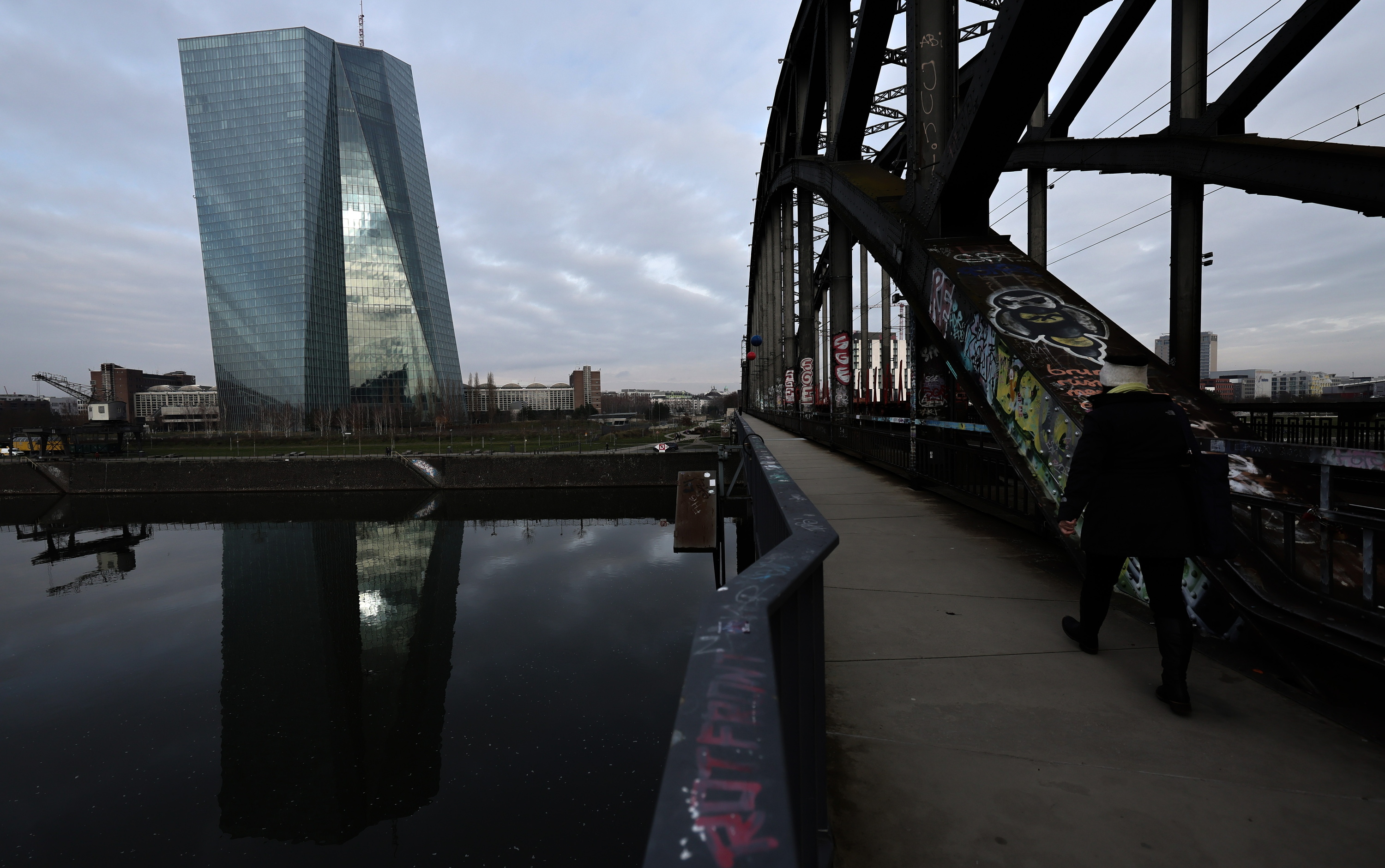 EBZren egoitza nagusia, Frankfurten, gaur. ROLAND WITTEK / EFE EBZren egoitza nagusia, Frankfurten, gaur. ROLAND WITTEK / EFE