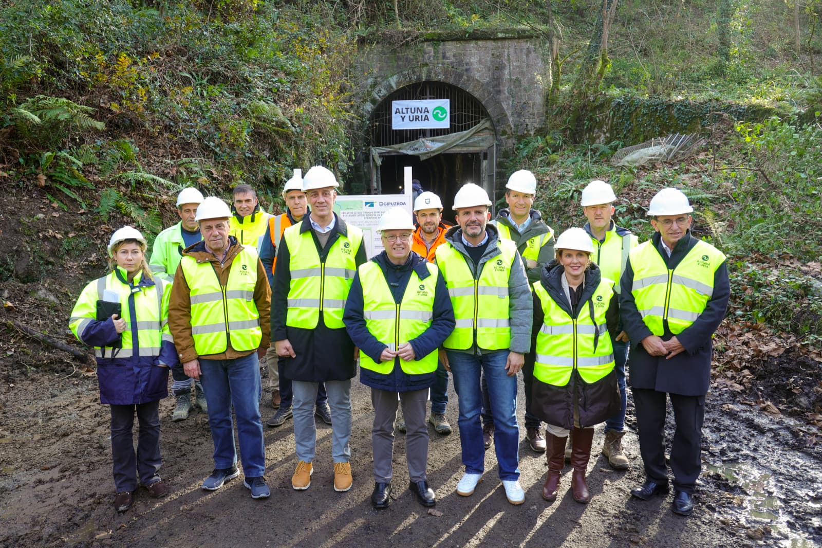 Jose Ignacio Asensio Jasangarritasuneko foru diputatua, Agustin Valdivia Lasarte-Oriako alkatea eta Jorge Segurado Urnietako alkatea, gaur, Urnieta eta Lasarte-Oria artean egiten ari diren bidegorrian. GIPUZKOAKO FORU ALDUNDIA