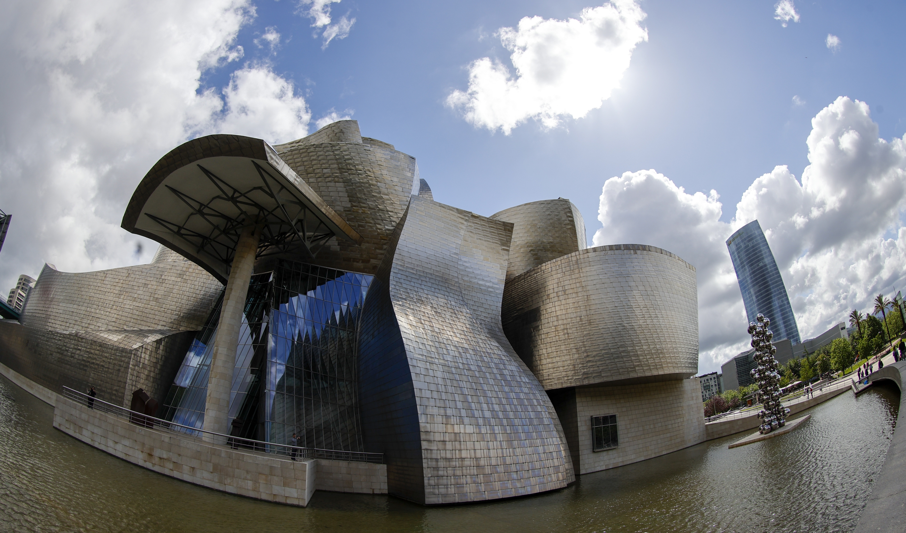 Bilboko Guggenheim museoa, Ibaizabalen kontrako ertzetik ikusita. LUIS TEJIDO / EFE