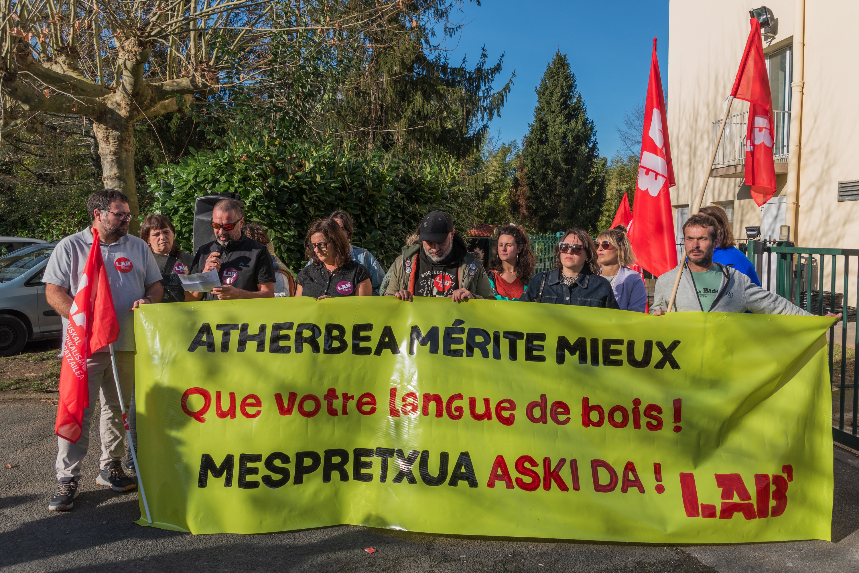 Atherbea elkarteko langileak, gaur, elkartearen egoitza nagusiaren aitzinean protestan, Baionan. FRANÇOIS BERLAND