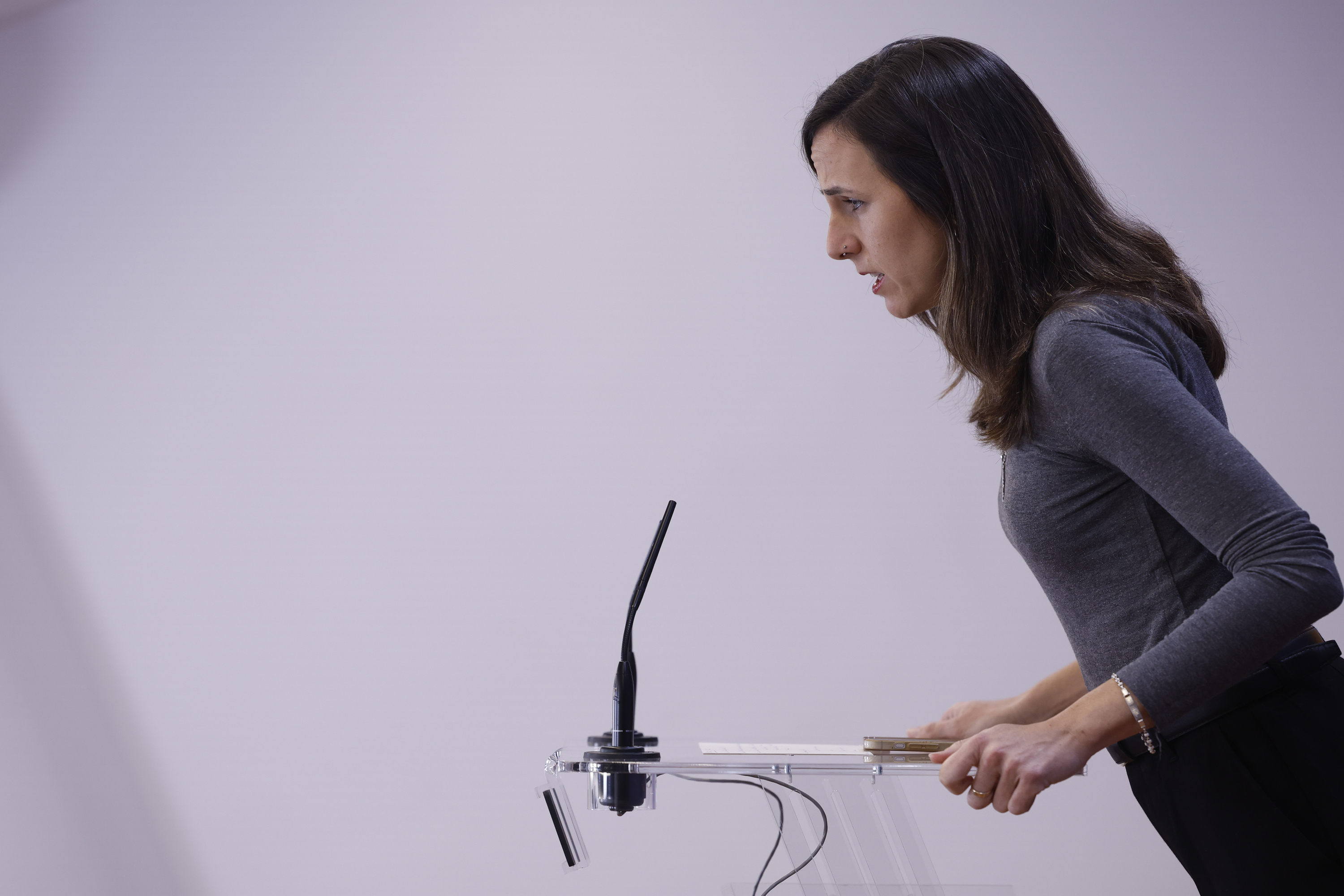 Ione Belarra Podemoseko idazkari nagusia prentsaurrekoa ematen, gaur, Espainiako Diputatuen Kongresuan. JAVIER LIZON / EFE