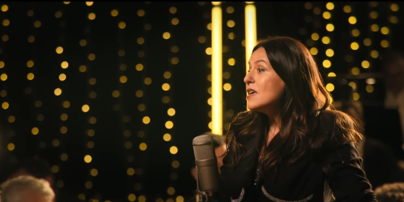 Itziar Ituño, ETBko 'Gabon kantak' saioan abesten. EITB