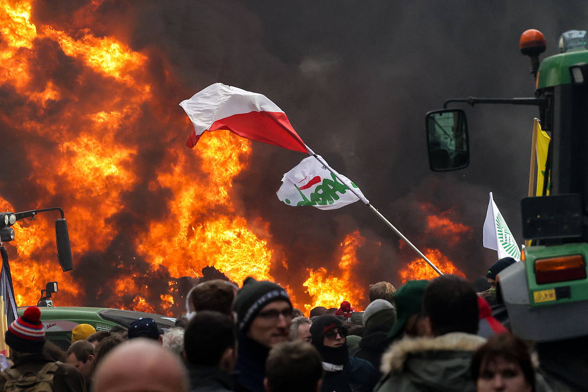 Hamar bat mila laborari izan dira gaur protestan Bruselan. OLIVIER MATTHYS / EFE