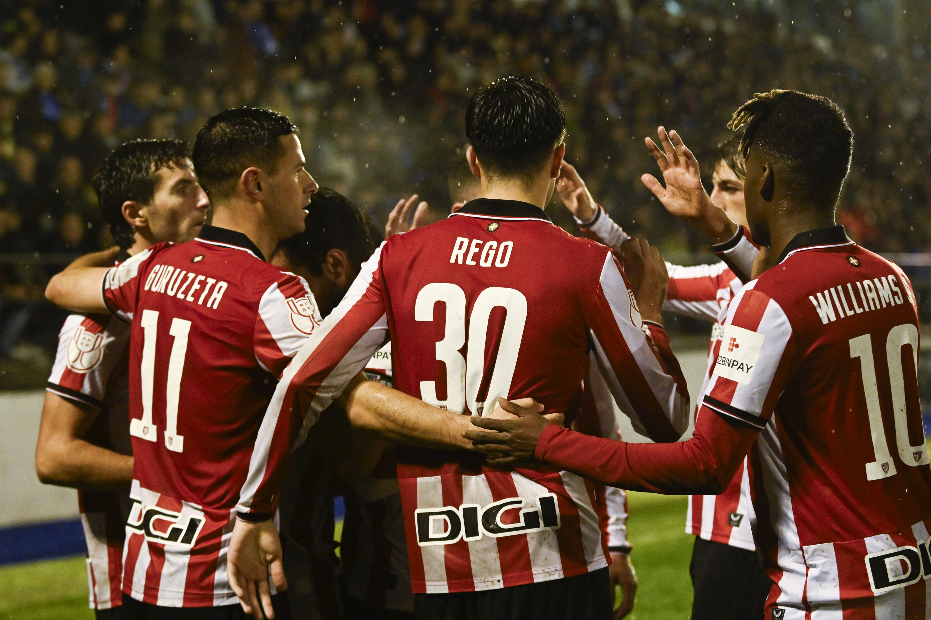Athleticeko jokalariak Jauregizarren gola ospatzen. BRAIS LORENZO / EFE