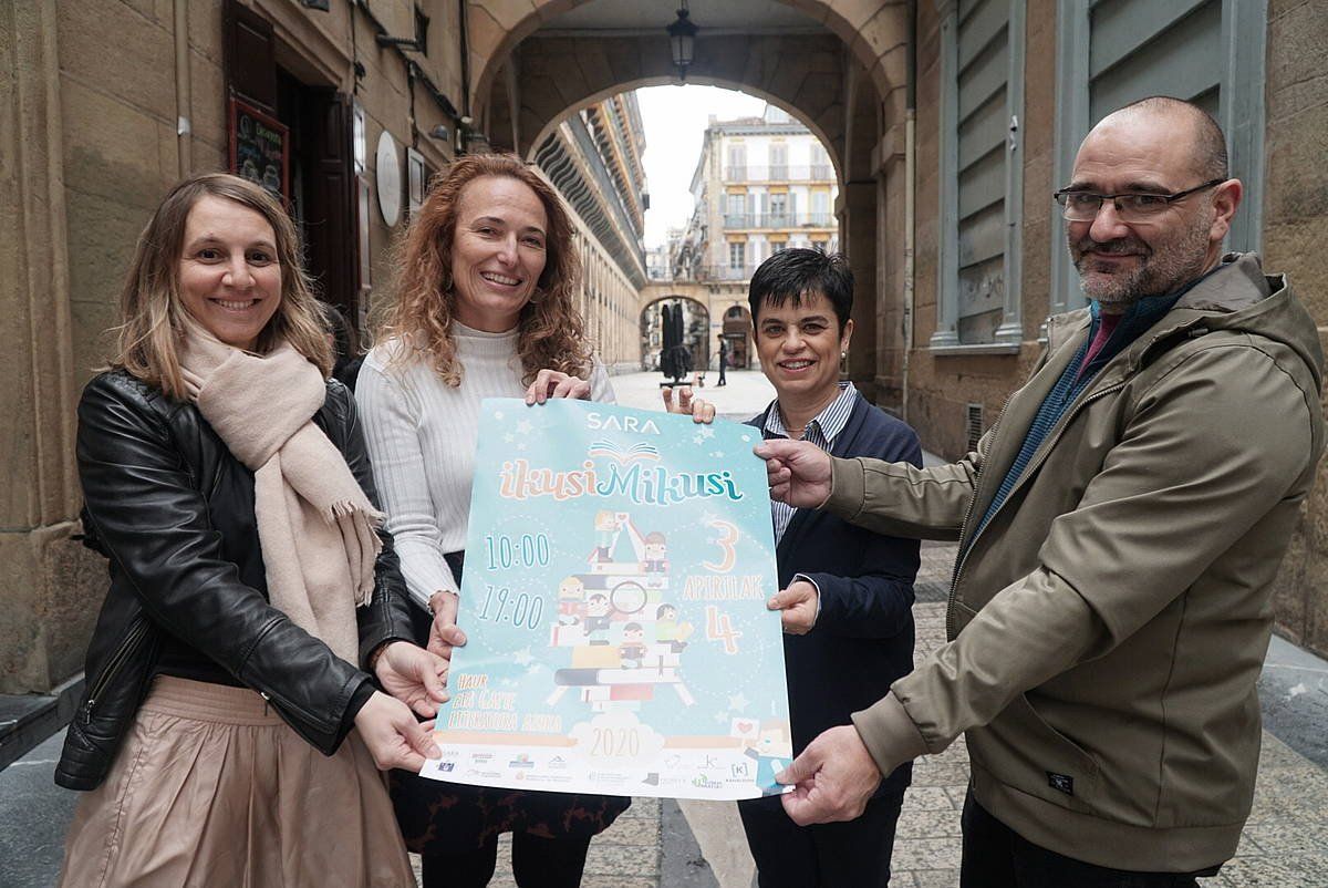 Azoka antolatu duten eragileetako ordezkariak, Donostian egindako aurkezpenean. ANDONI CANELLADA / FOKU