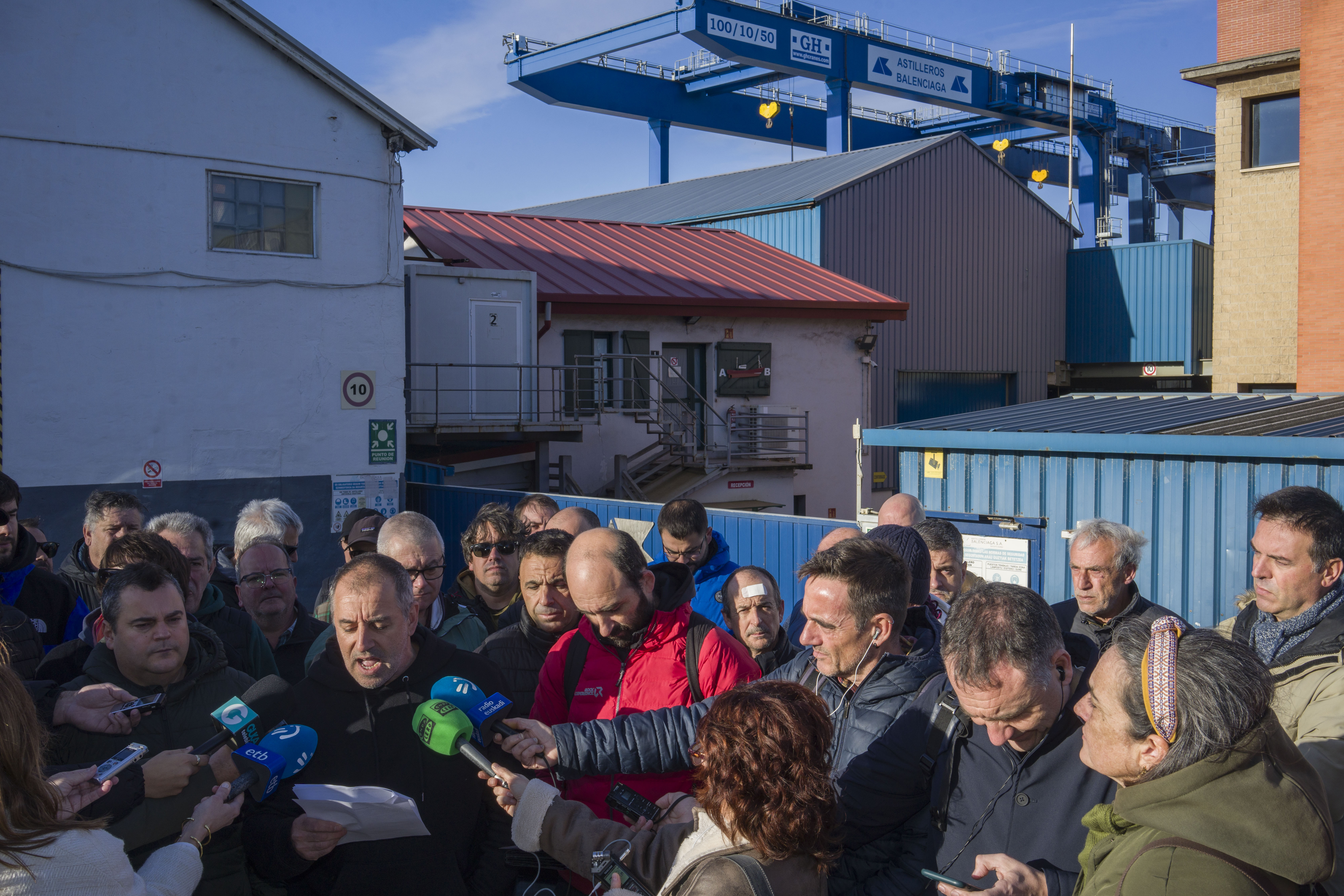 Balenciagako langile batzordeko kideak, aurreko astean egindako agerraldian. JON URBE / FOKU