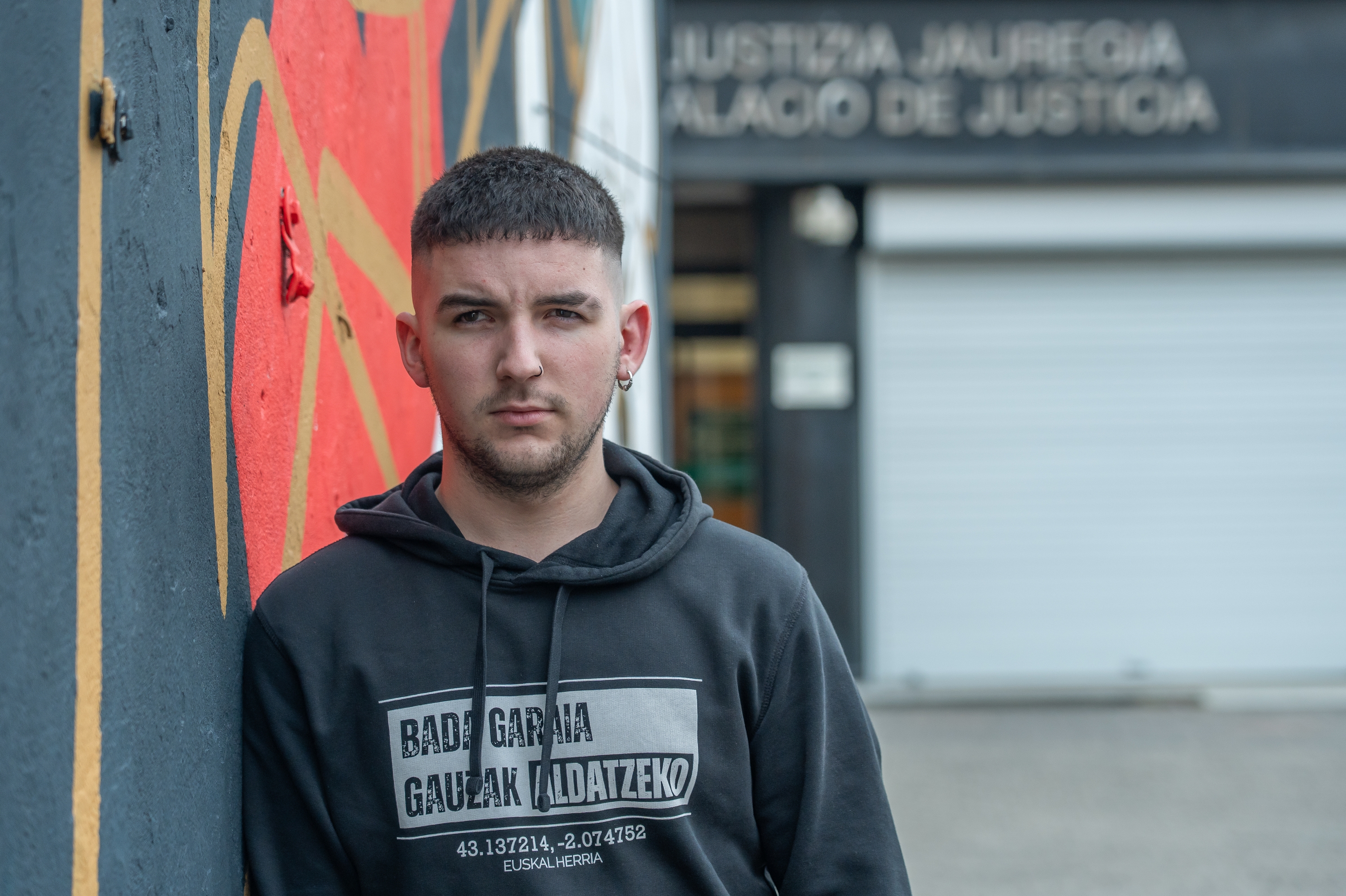 Xuhar Pazos, Tolosako epaitegiaren aurrean. ANDONI CANELLADA / FOKU