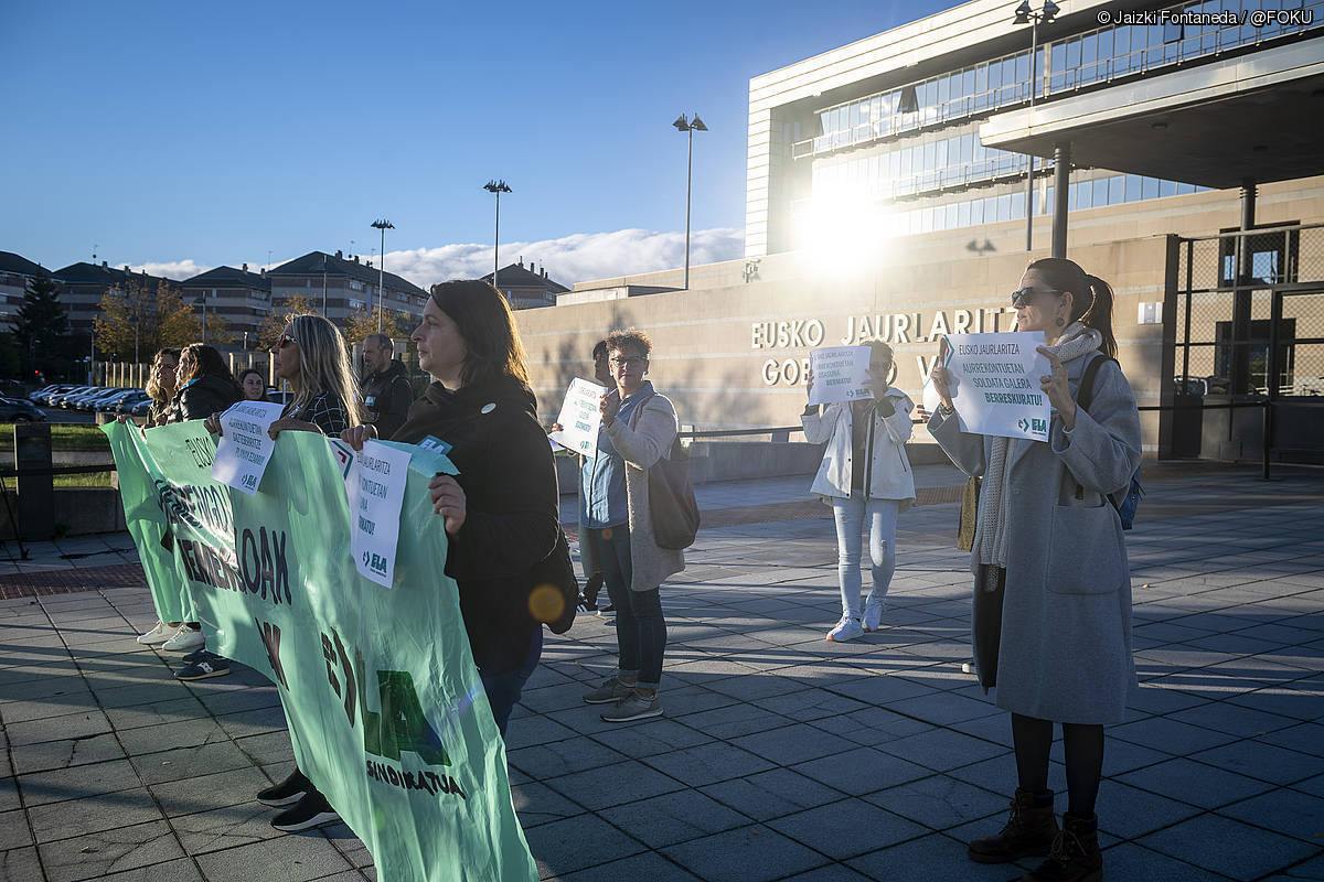 ELAren protesta bat Eusko Jaurlaritzaren egoitza nagusiaren aurrean, Gasteizen. JAIZKI FONTANEDA / FOKU
