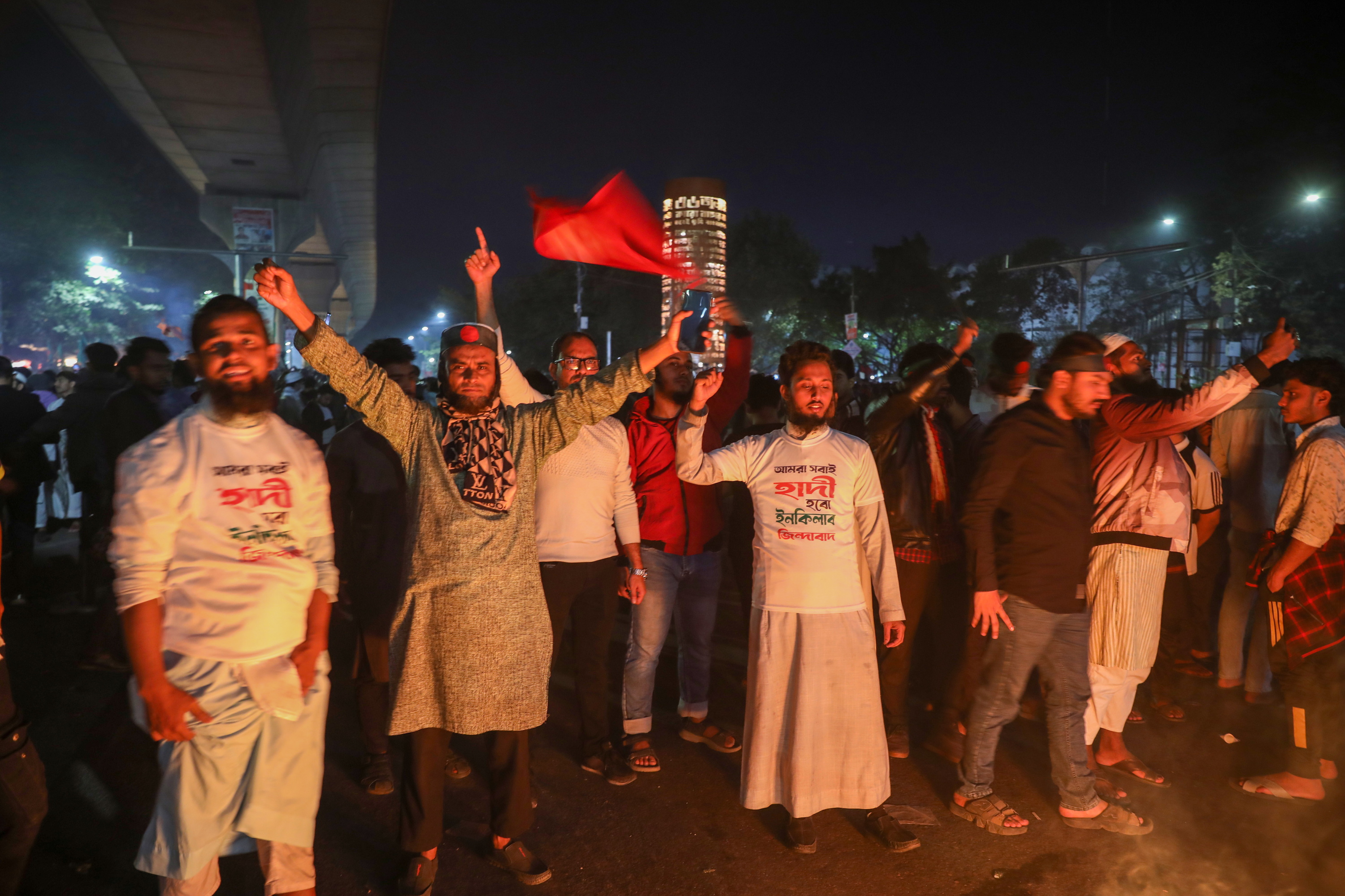 Manifestari batzuk gaur Dhakan, Bangladeshen. MONIRUL ALAM / EFE