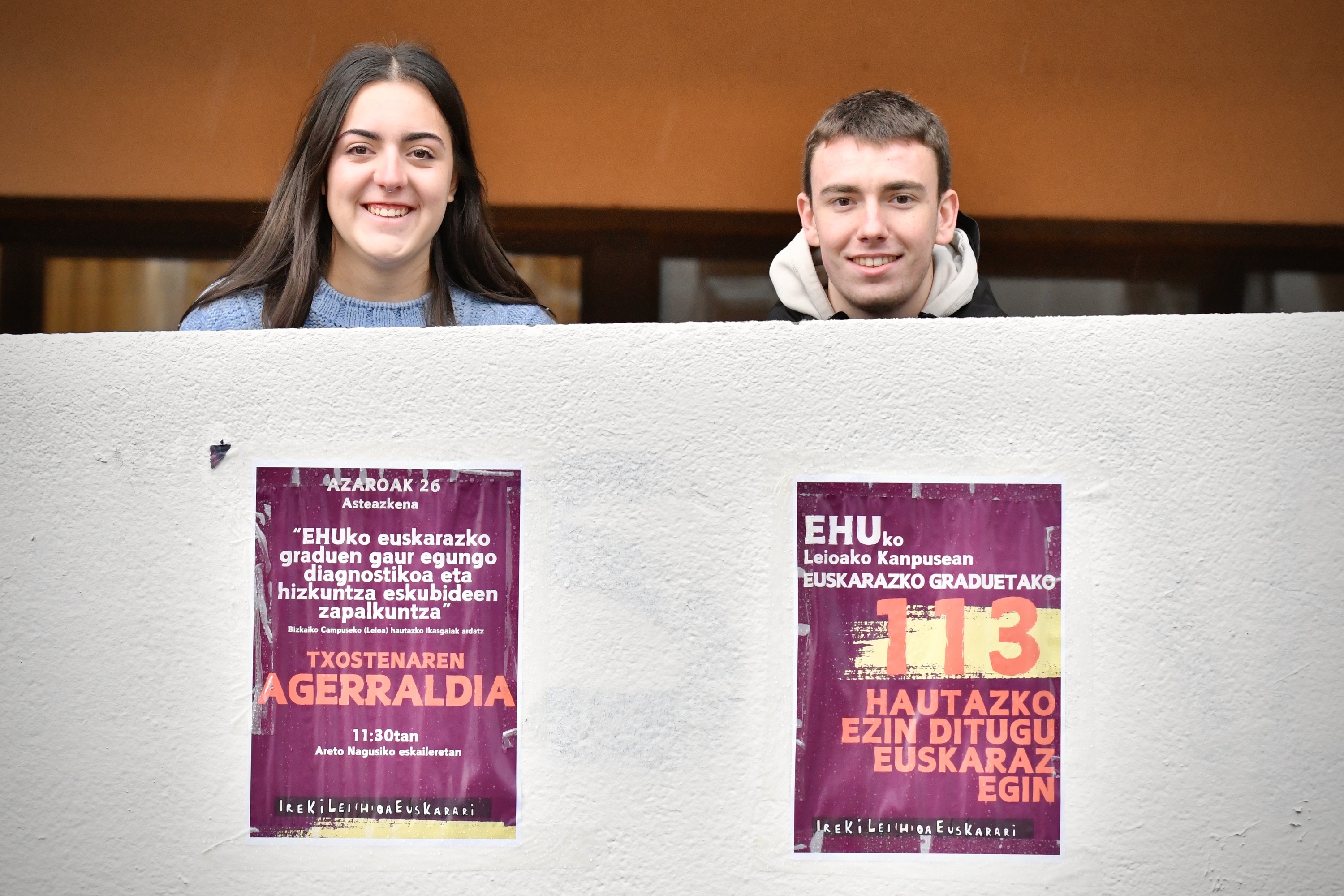 (ID_15531250) (Mikel Martinez dw Trespuentes/@FOKU) 2025-11-20, Leioa. EHUren Leioako campuseko euskara taldeko bi kide