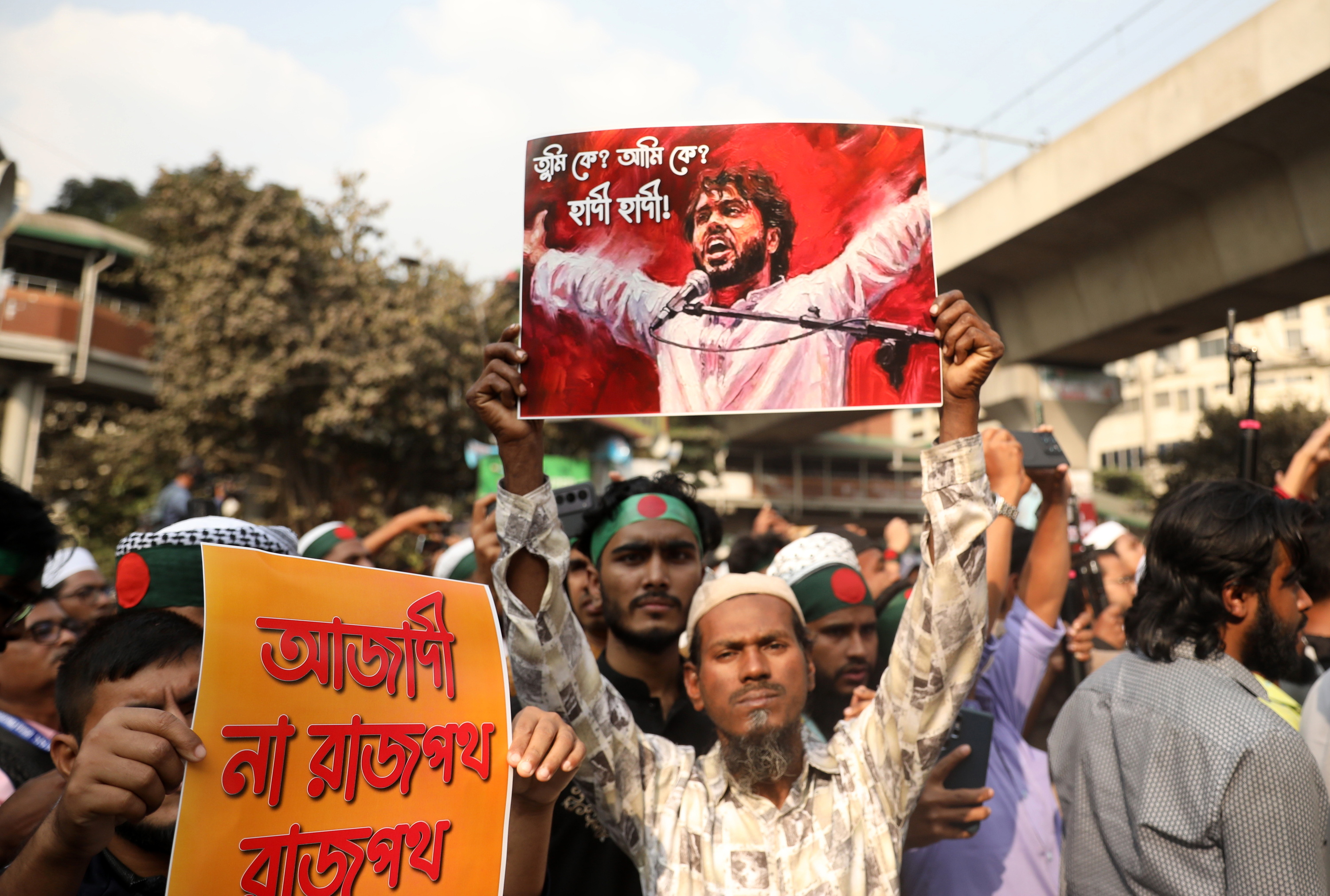 Manifestari batzuk gaur Dhakan, Bangladeshen. MONIRUL ALAM / EFE